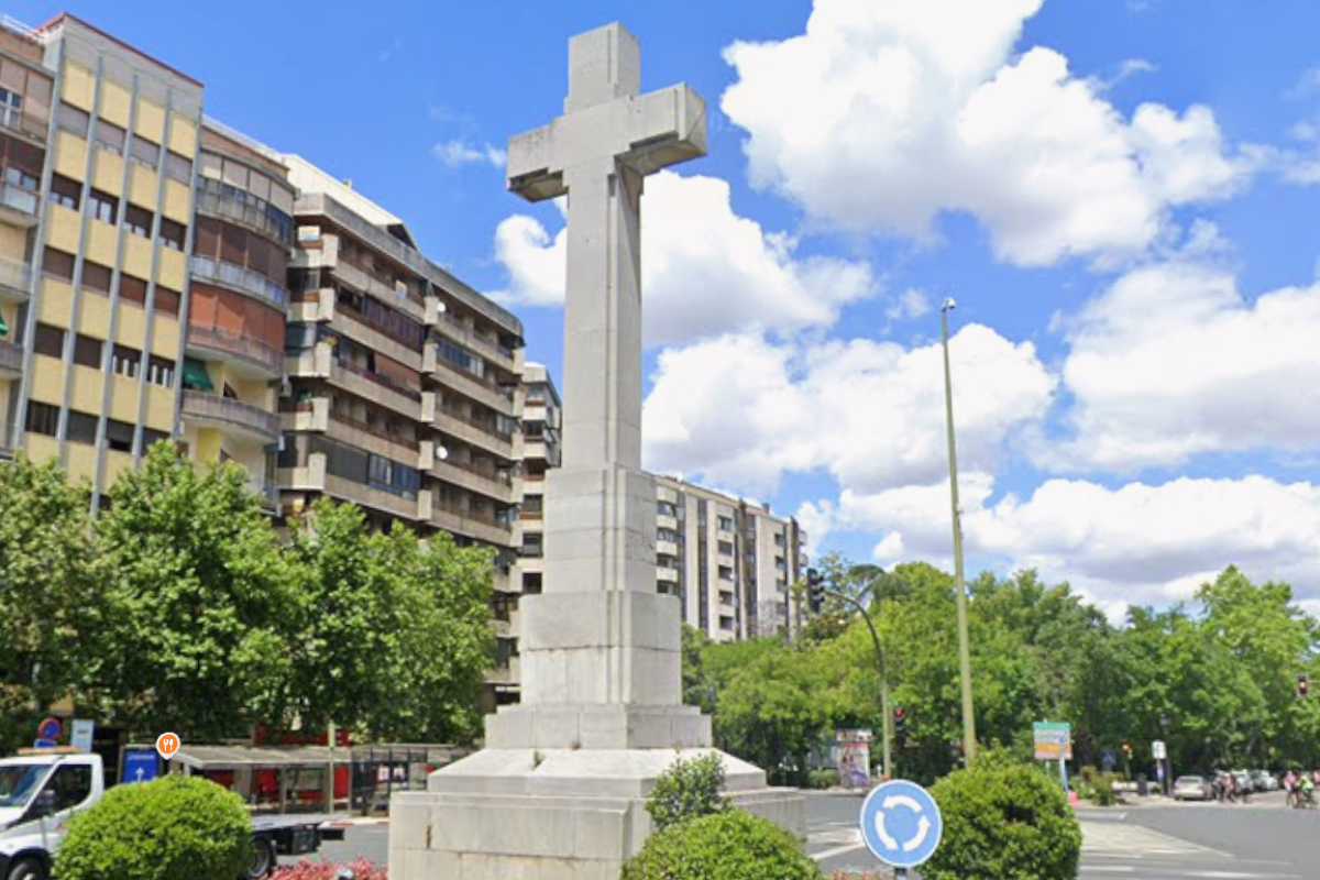 Cruz de los Ca�dos en la plaza de Am�rica de C�ceres.
