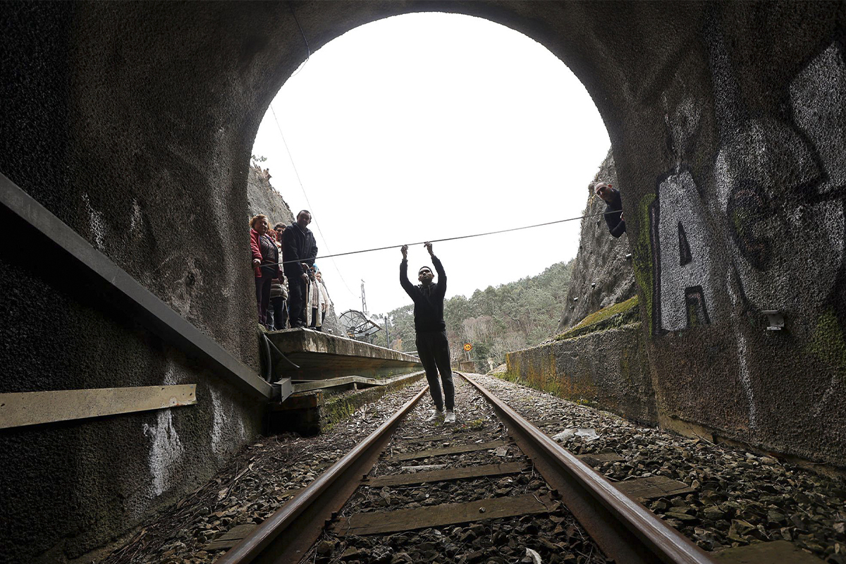 Un grupo de vecinos de Cudillero protagoniza una "medici�n ir�nica" para "informar" a Renfe y Adif de las dimensiones "reales" de un t�nel de Feve, en febrero de 2023.