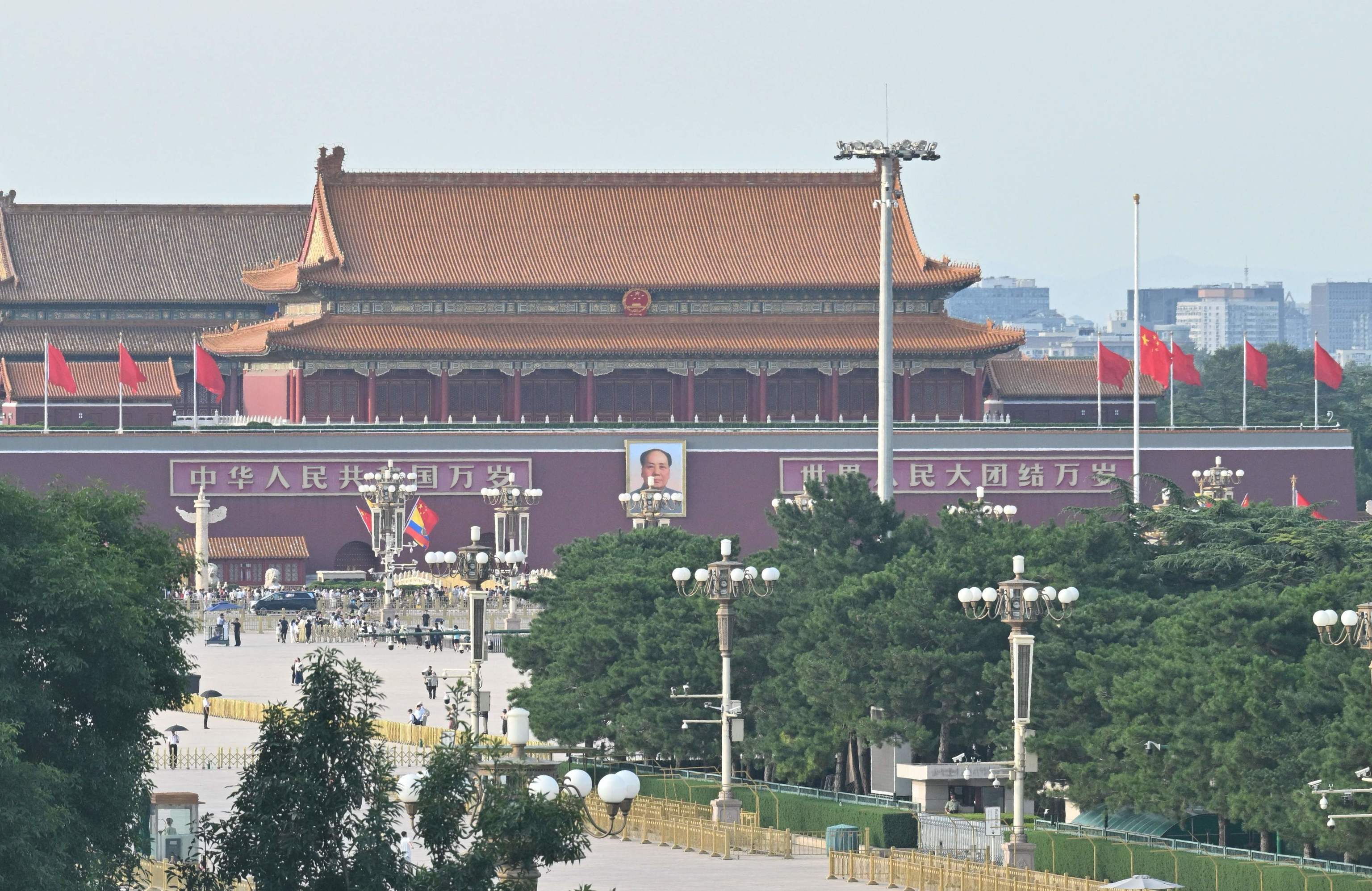 Banderas a media asta en China por la muerte del ex primer ministro Zhu Rongii.