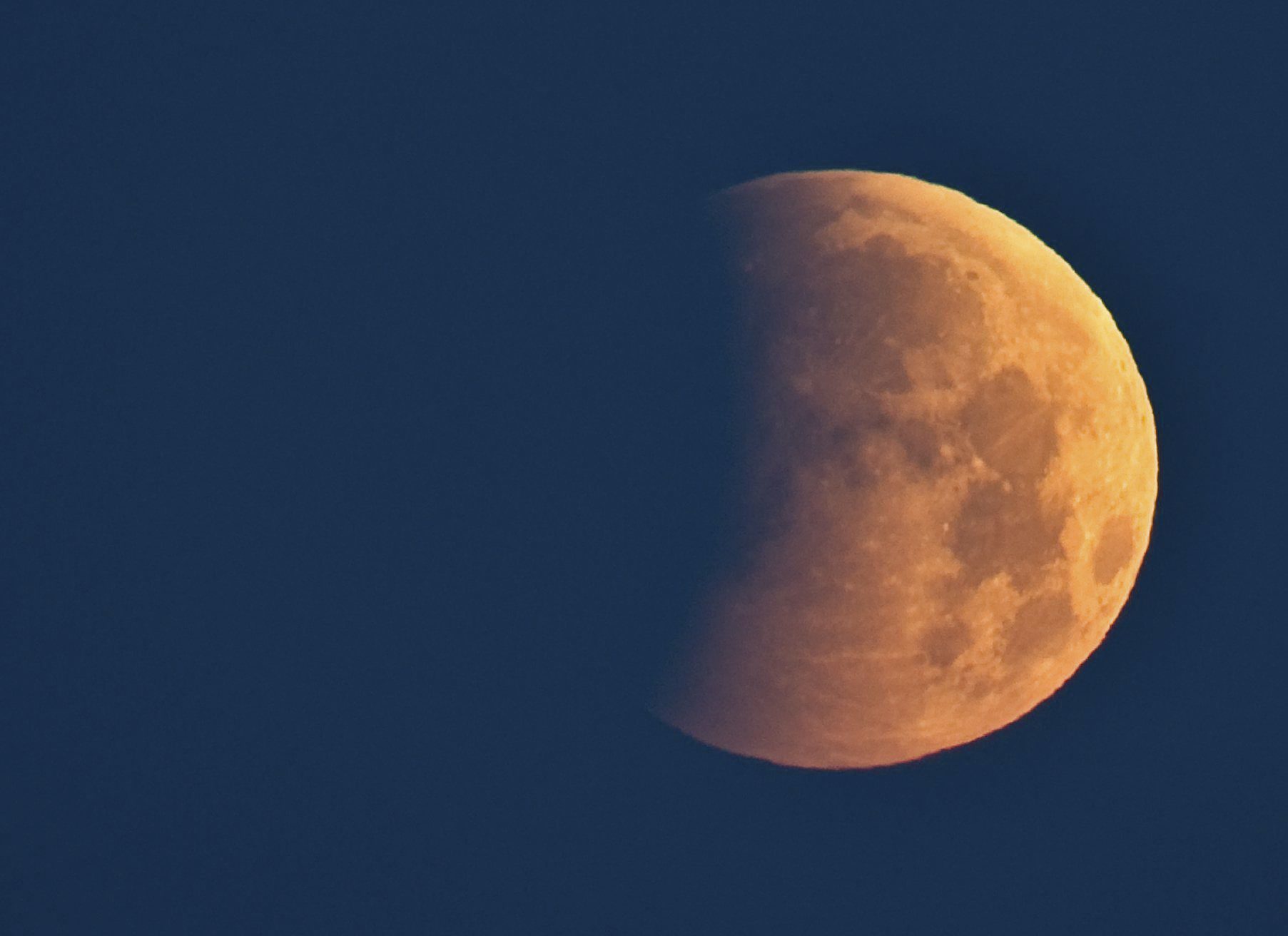Eclipse total de luna coincidiendo con el solsticio de invierno, visto desde Petersdorf (Oder-Spree), en Brandenburgo (Alemania)