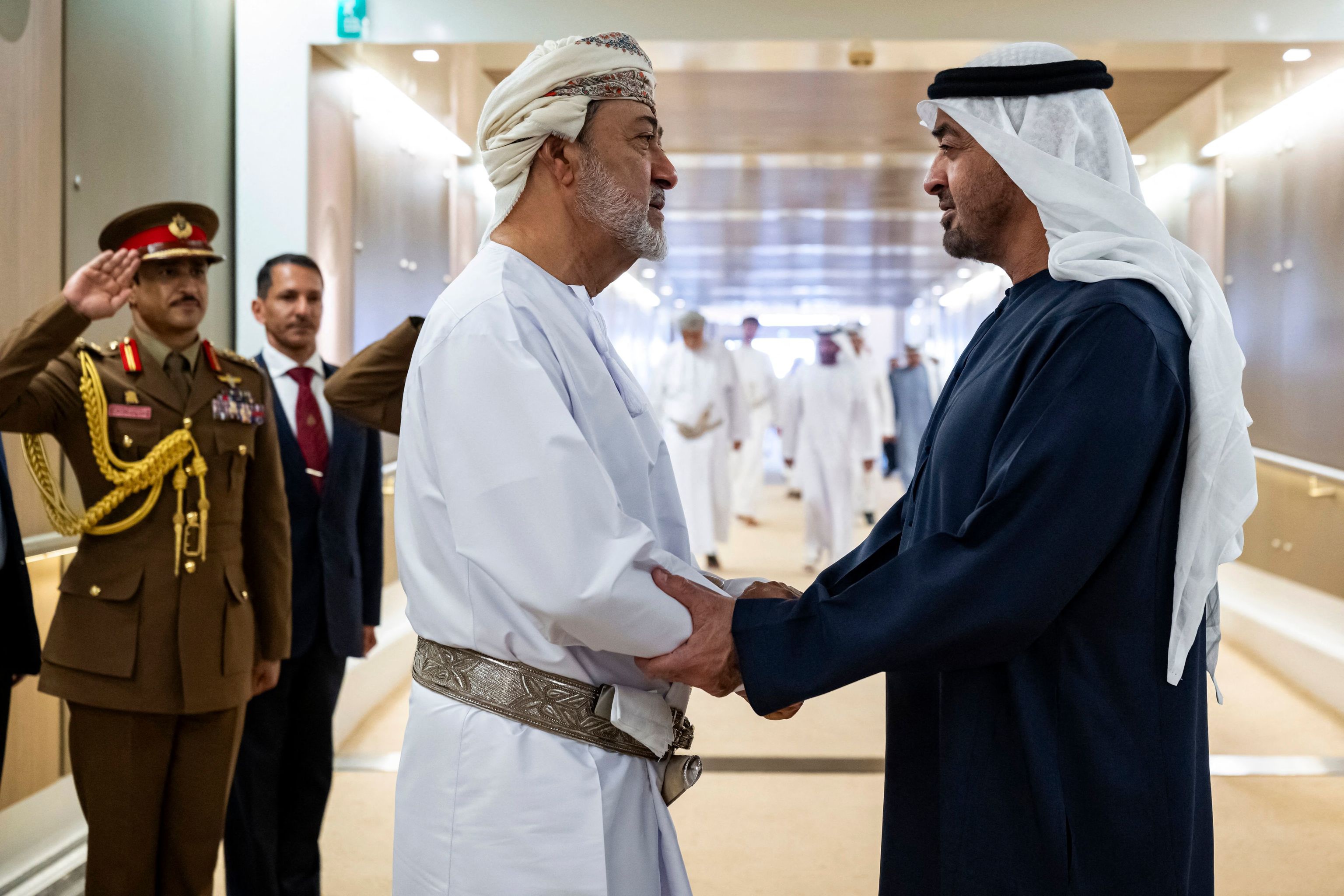 El sultán Haithan, junto al presidente de Emiratos Árabes Unidos, en Abu Dhabi.
