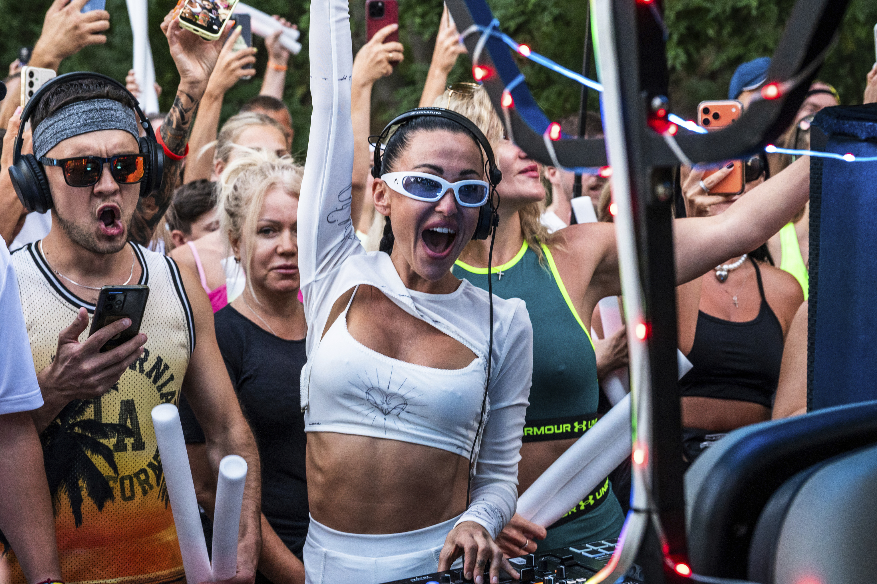 Una chica disfruta del 'set' del DJ Tatarka durante una rave en una playa de Odesa, el pasado domingo.