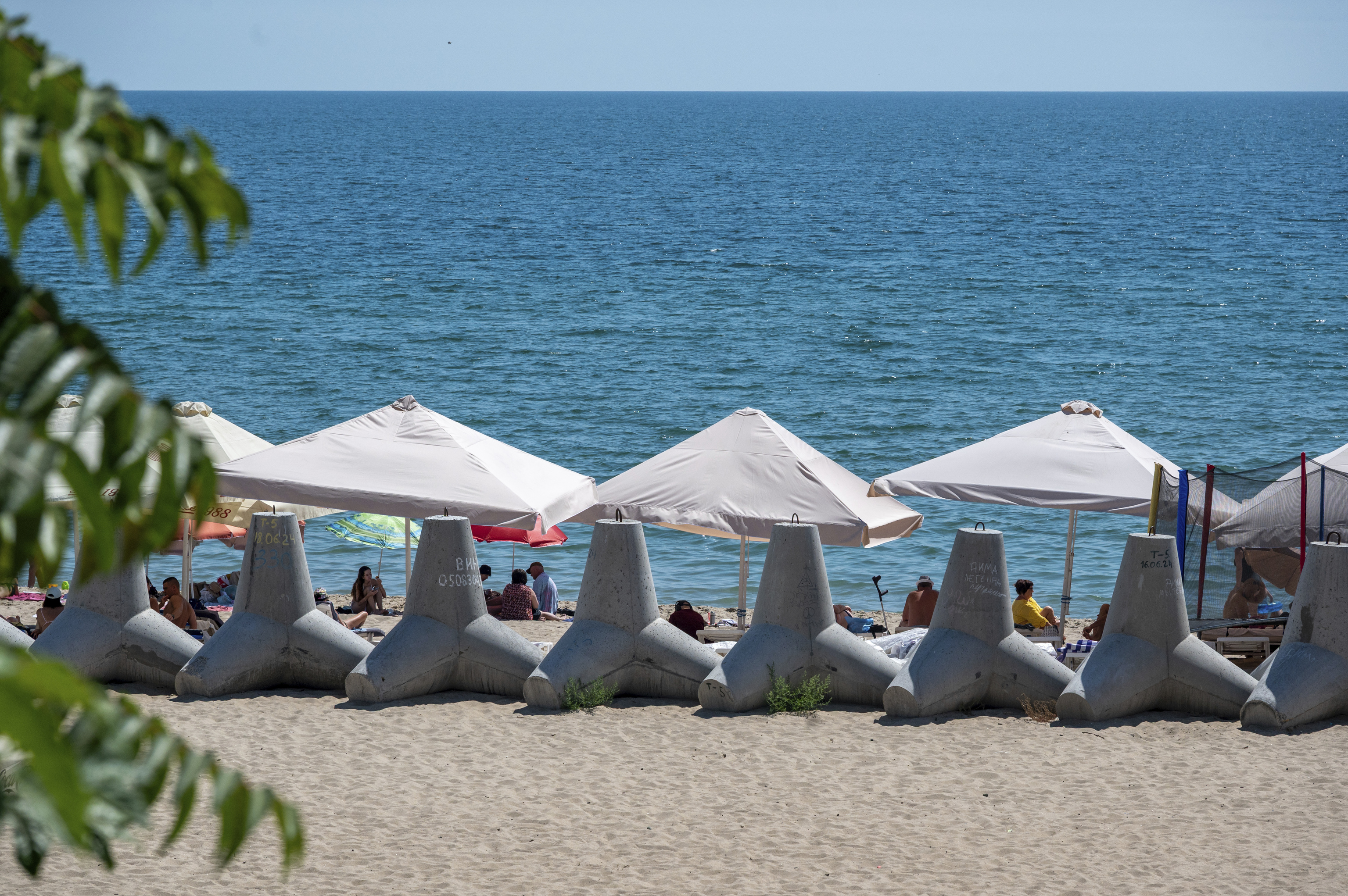 La playa de Chornomorsk, en Odesa, protegida por parapetos de cemento para evitar desembarcos rusos