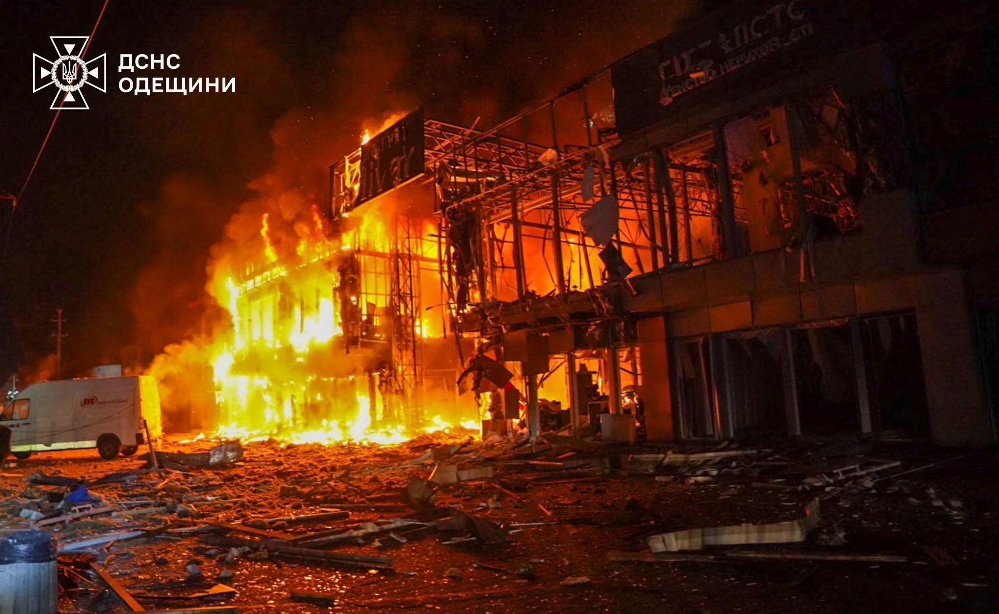 Los equipos de rescate extinguen un incendio en una instalación energética tras un ataque ruso en Odesa, en junio.