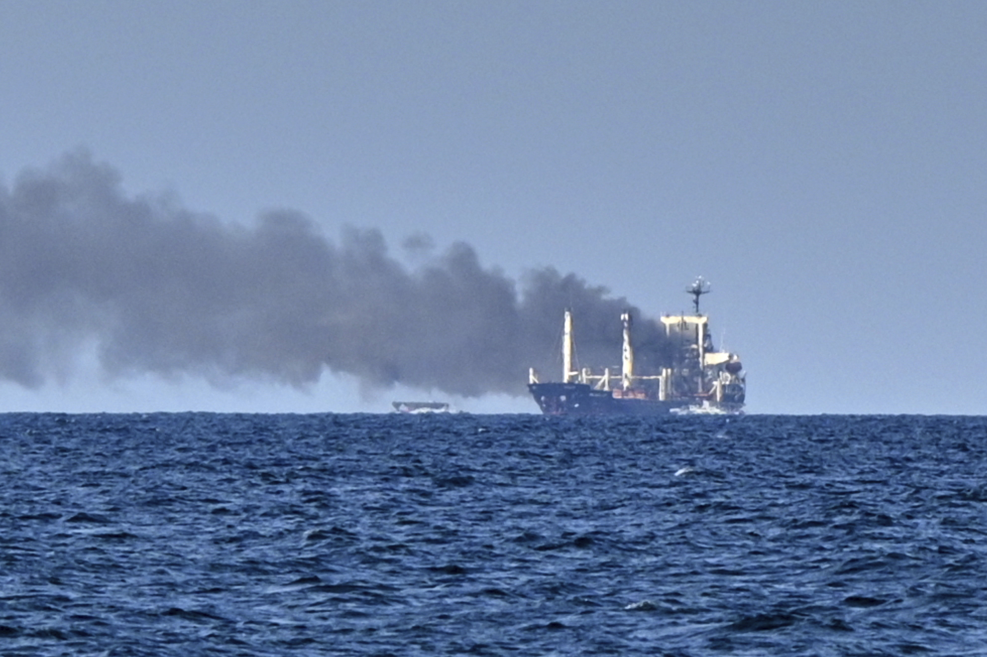 El humo se eleva desde el buque granelero 'Golden Leo', tras un ataque con misiles rusos en el mar Negro, en julio.