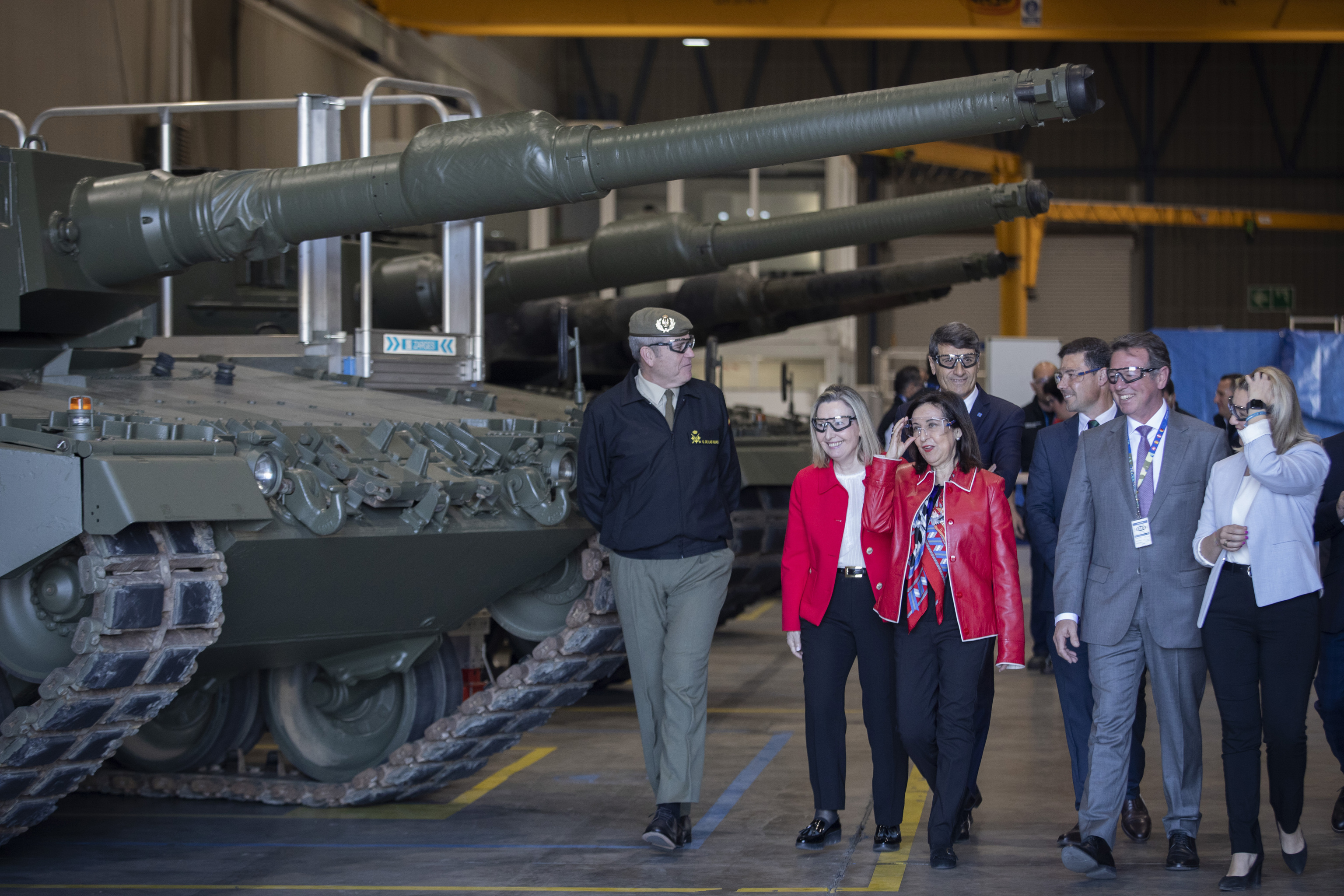La ministra de Defensa, Margarita Robles, durante una visita a la planta de Santa Bárbara Sistemas en Sevilla, junto a carros de combate Leopard