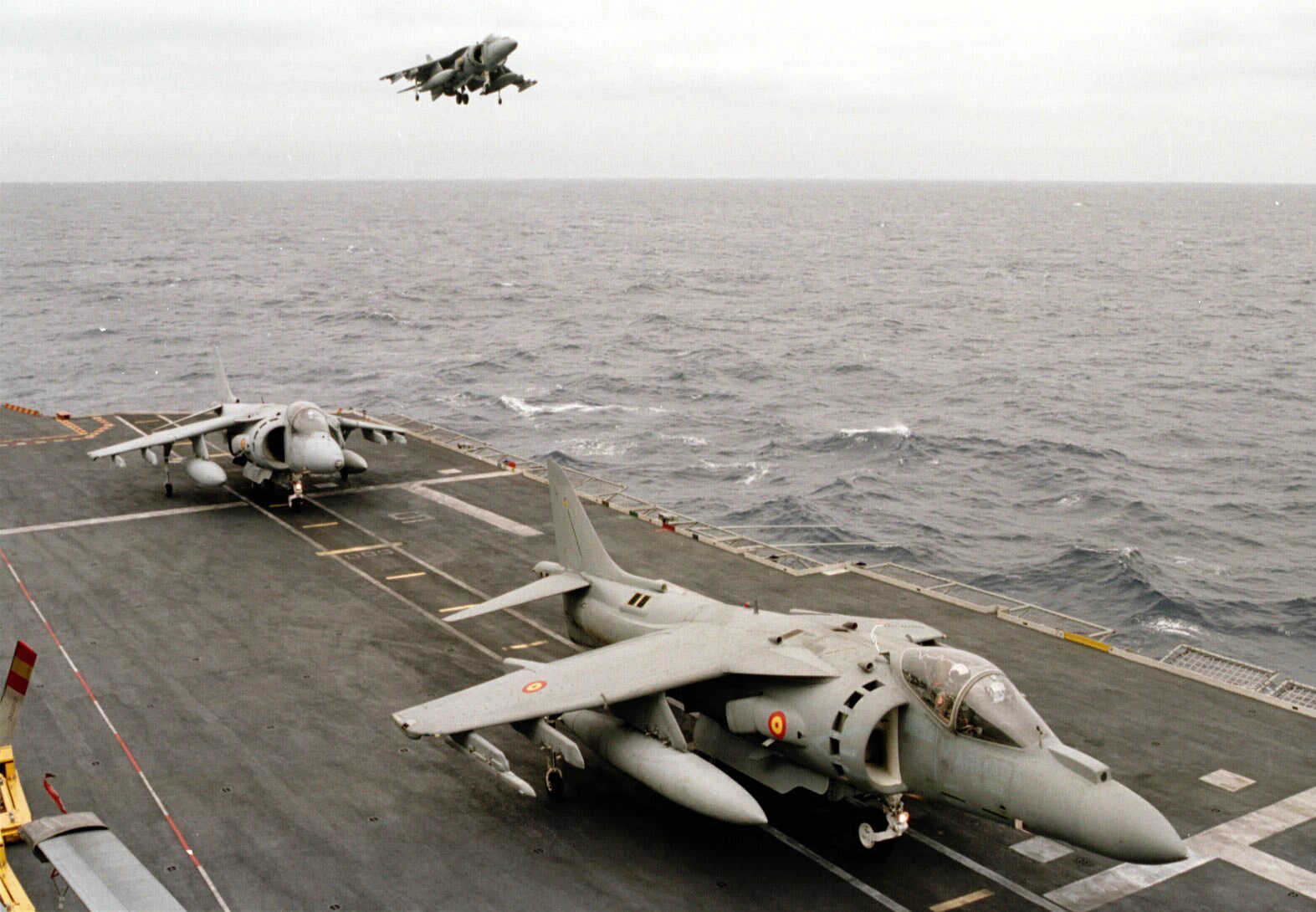 Harrier españoles despegan de la cubierta de un portaviones.