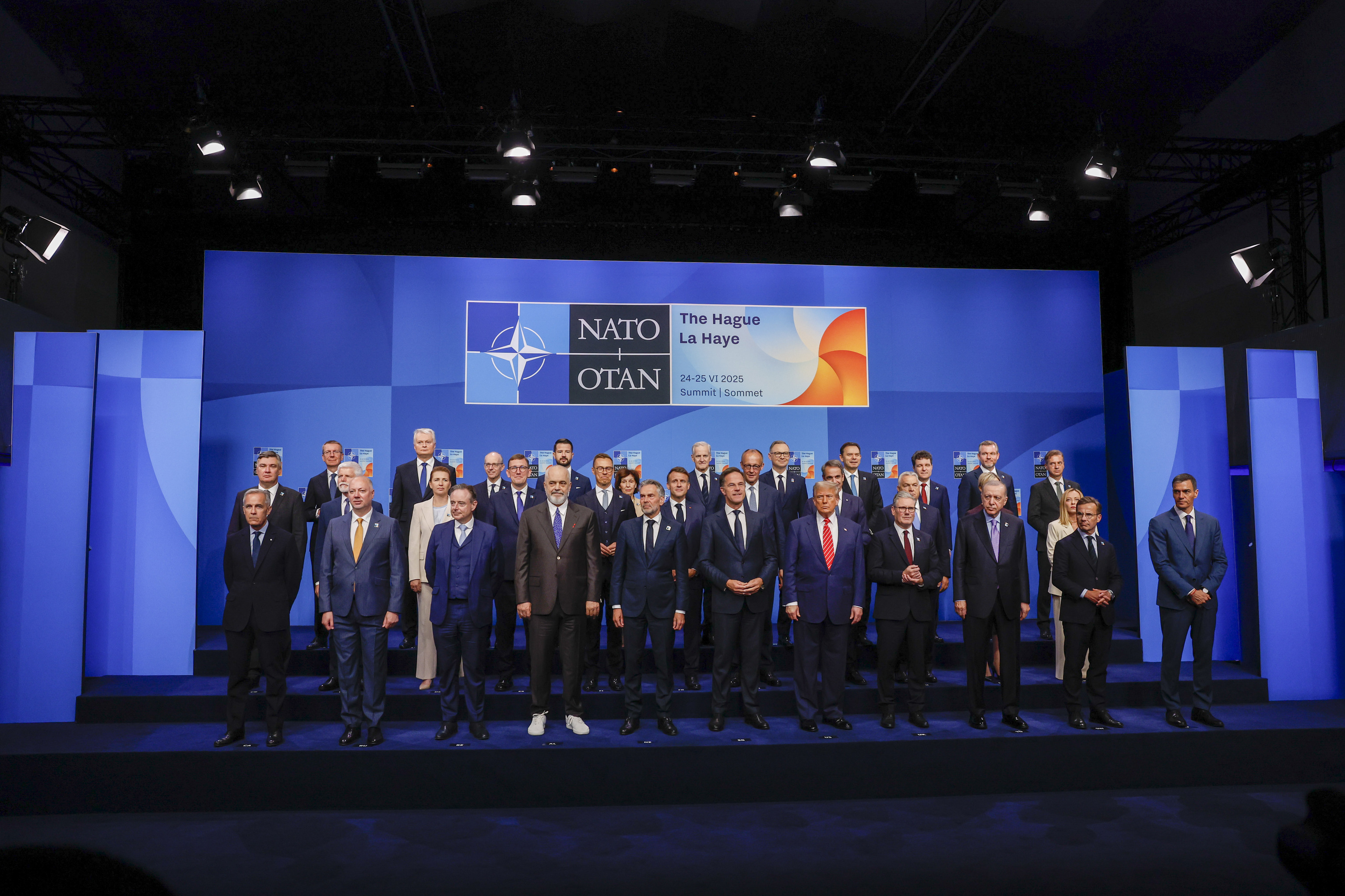Foto de familia de los líderes asistentes a la cumbre de la OTAN de La Haya de 2025.