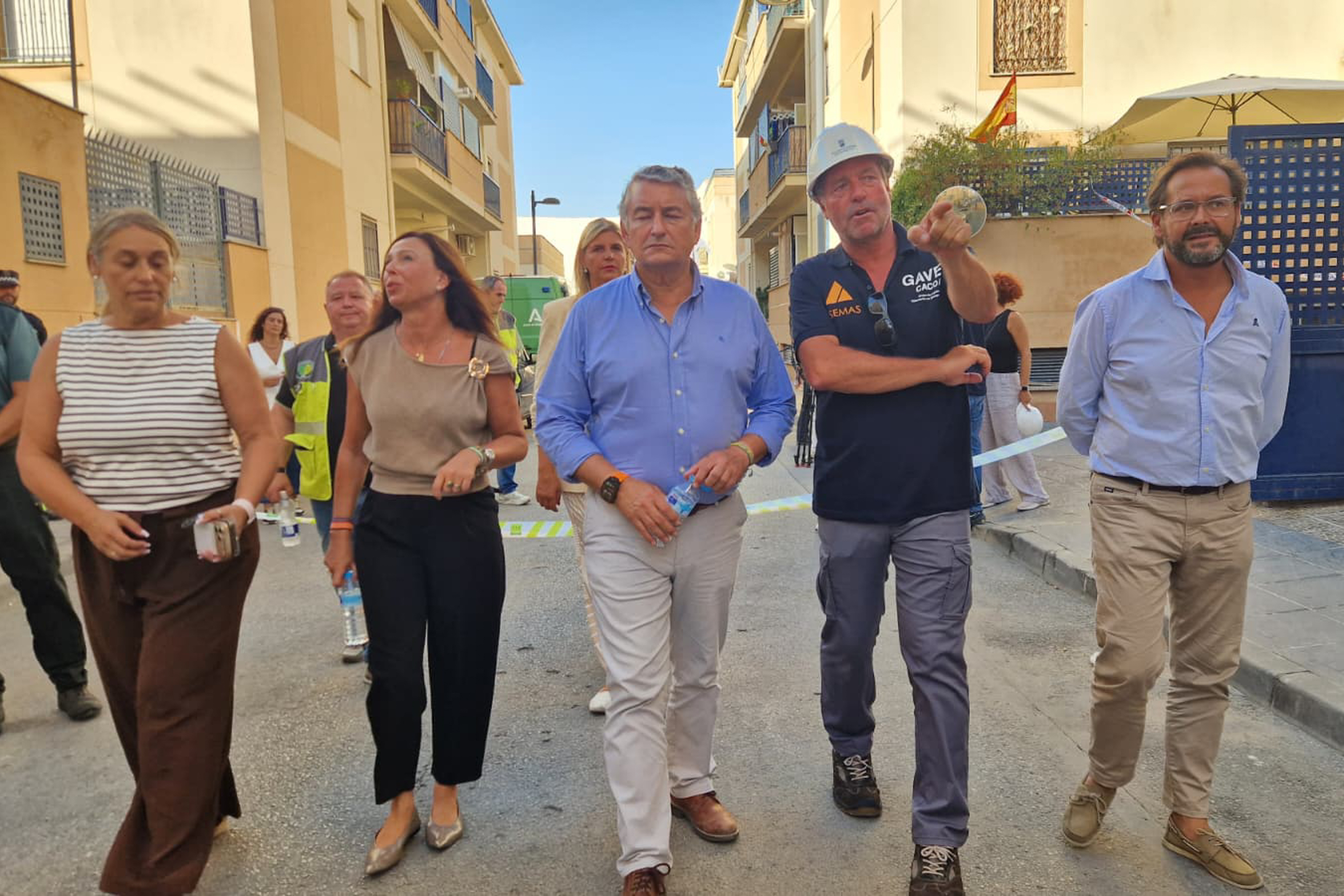 Antonio Sanz y la consejera Rocío Díaz visitan el barrio desalojado de Las Gabias.