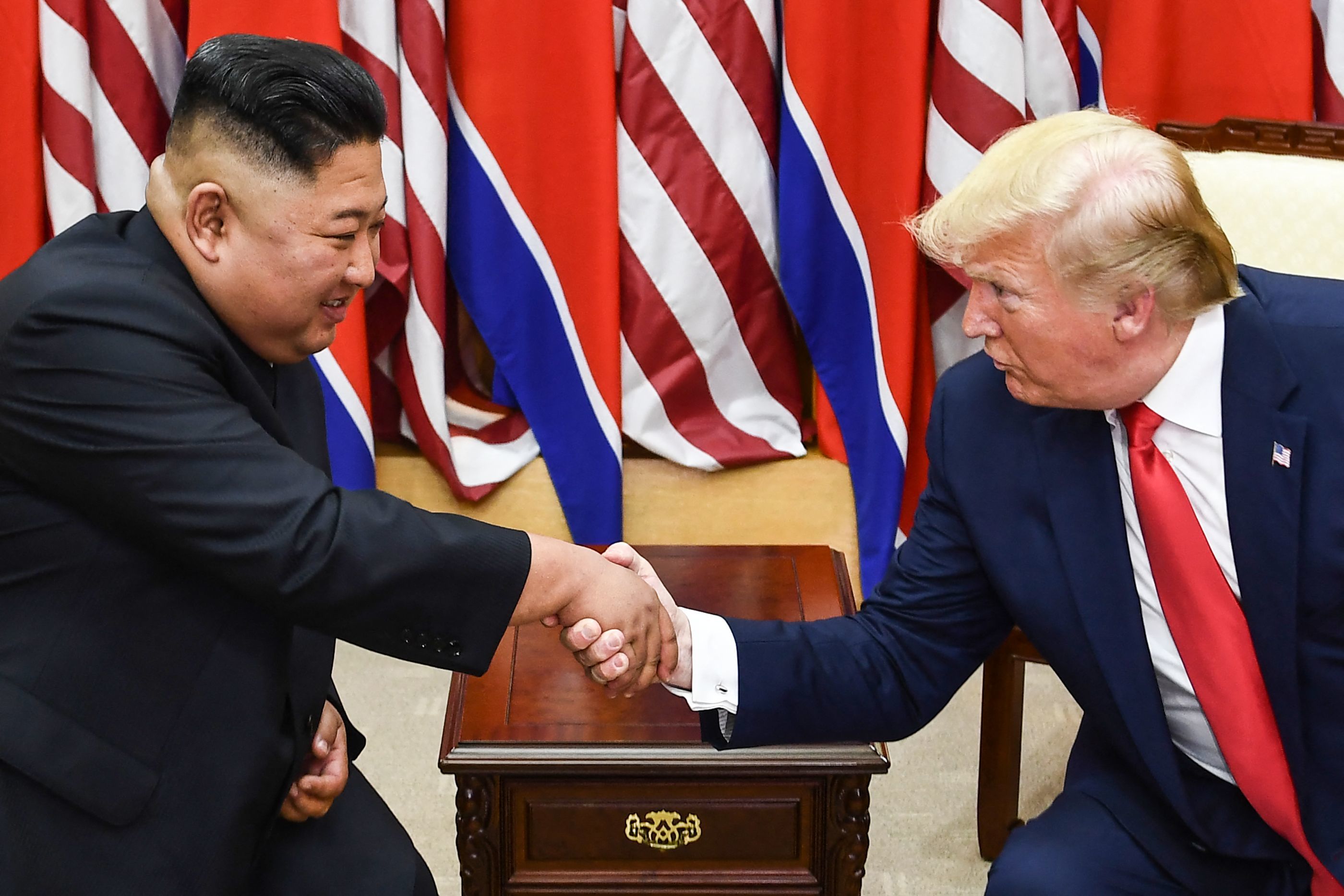 Apretón de manos entre Donald Trump y Kim Jong-un.