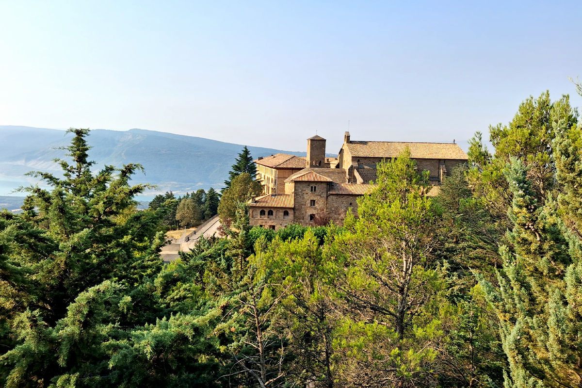 El Monasterio de Leyre desde la senda de la fuente de San Virila.