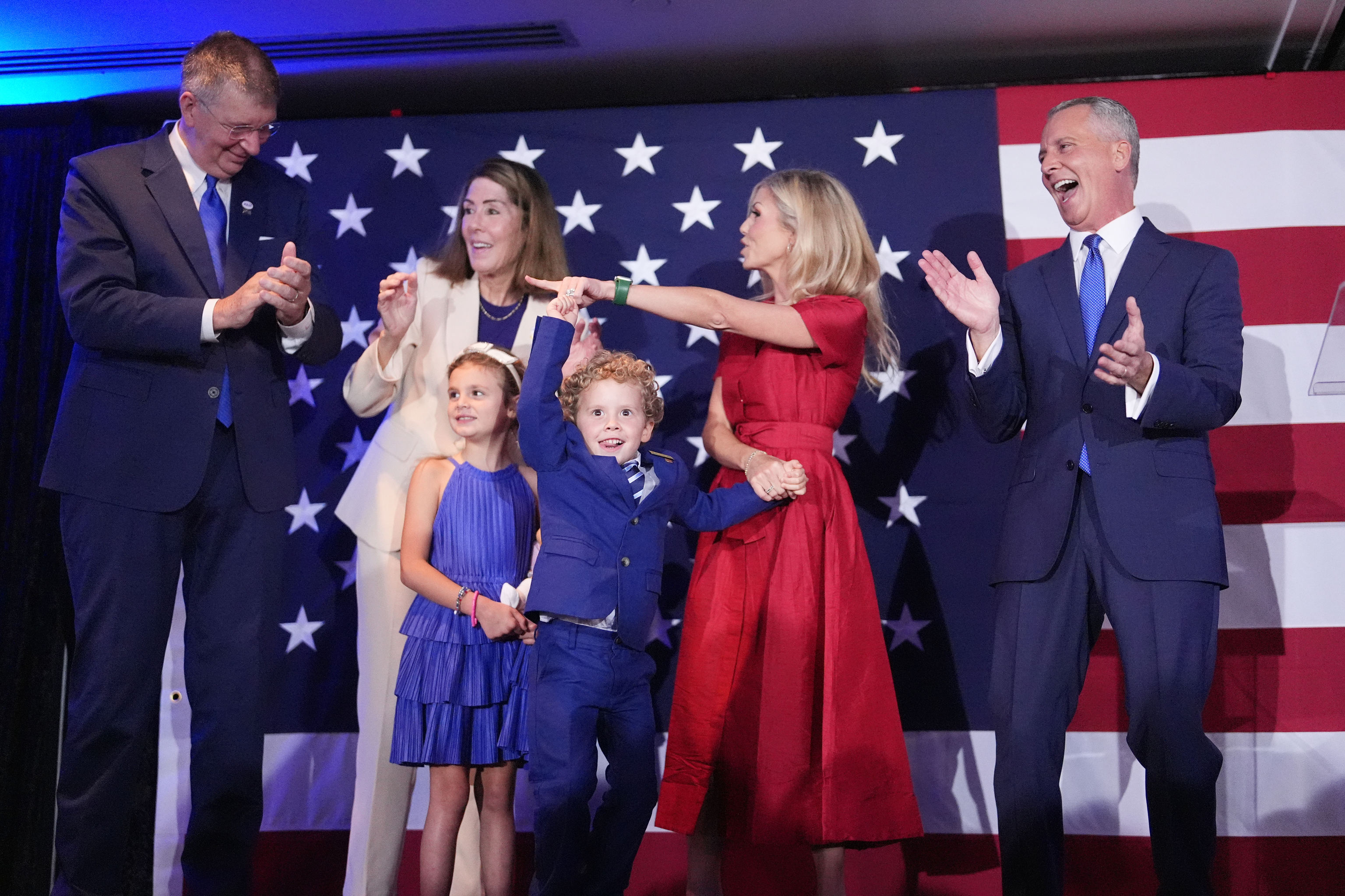 El candidato demócrata a gobernador de Florida, David Jolly (derecha), junto a su familia durante una fiesta por las elecciones primarias.
