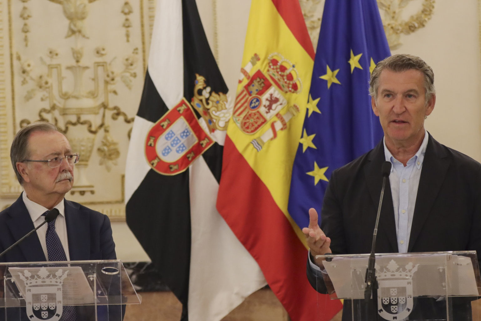 El presidente del PP Alberto N��ez Feijo� junto a Juan Jes�s Vivas, presidente de Ceuta.