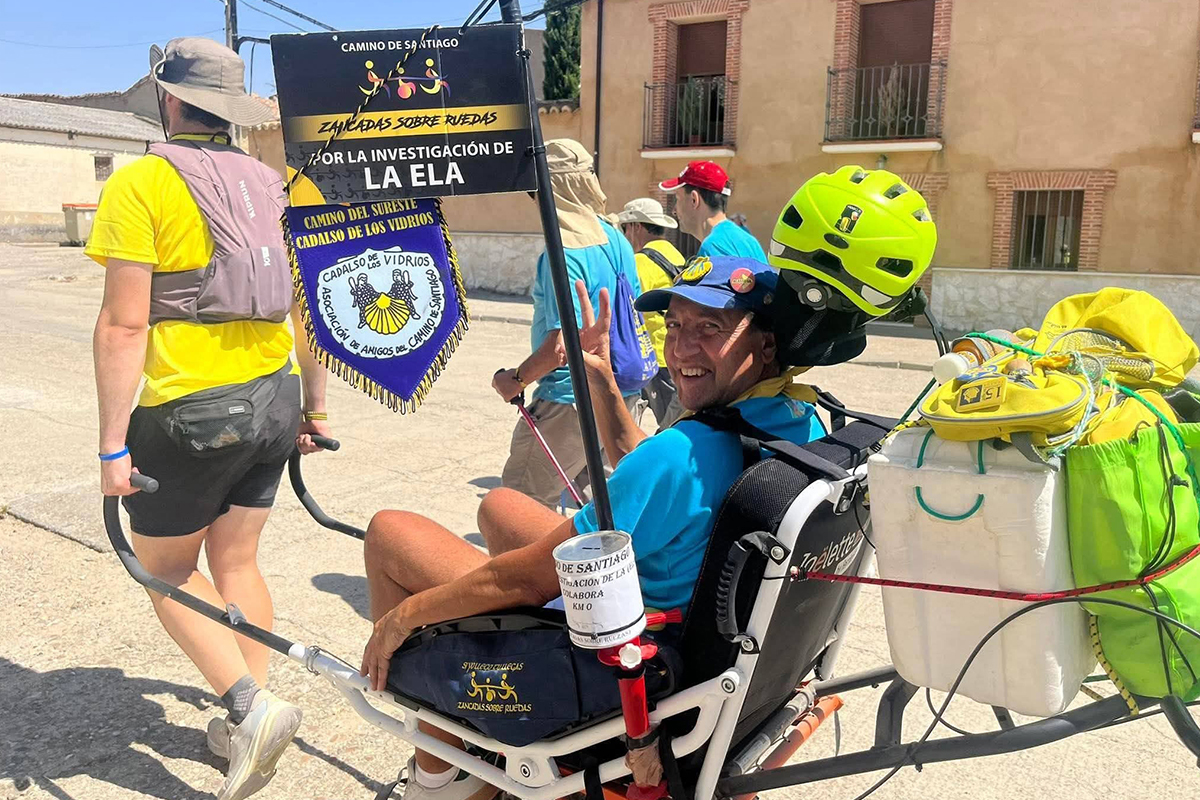 Alfonso Galicia, transportado en la silla Jo�lette durante la etapa del Camino de Santiago que recorri� junto a Zancadas sobre Ruedas.