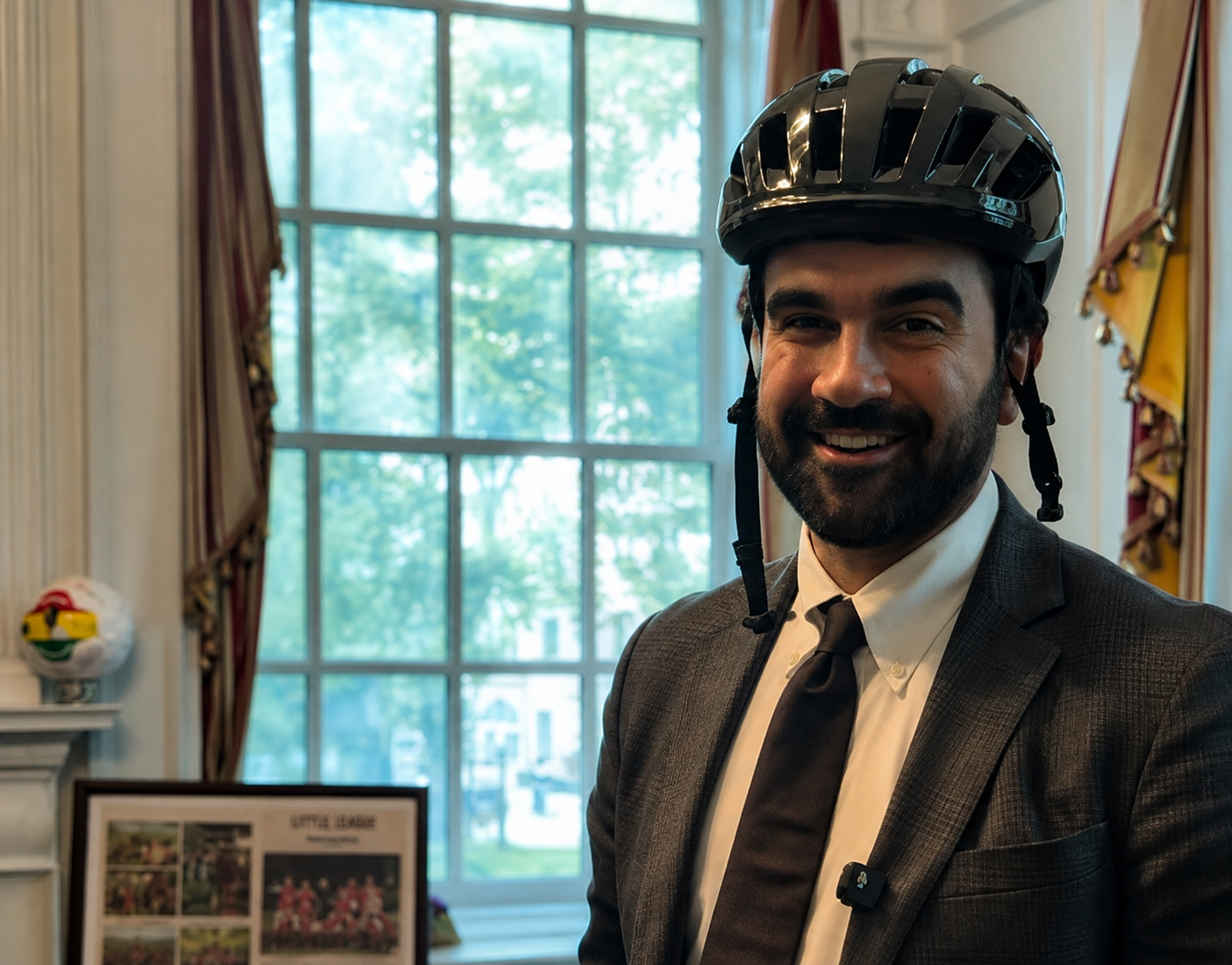 Mamdani probando por primera vez su nuevo casco en un v�deo de redes sociales.