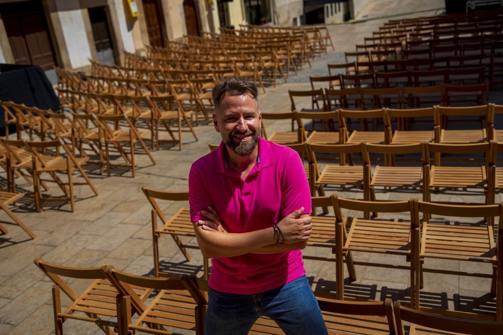 Miquel Àngel Ribes, alcalde de Ascó, junto a las sillas vacías de las Fiestas Mayores