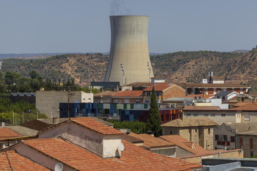 Torre de refrigeración de la central nuclear de Ascó vista desde la zona alta del pueblo