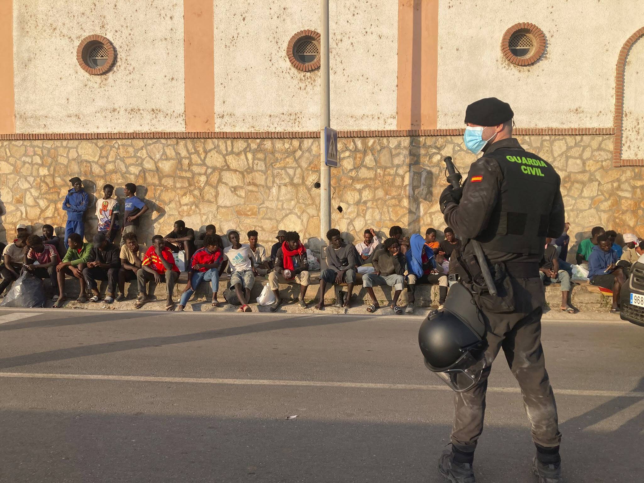 Inmigrantes en Ceuta tras el desalojo de la playa del Trampolín.