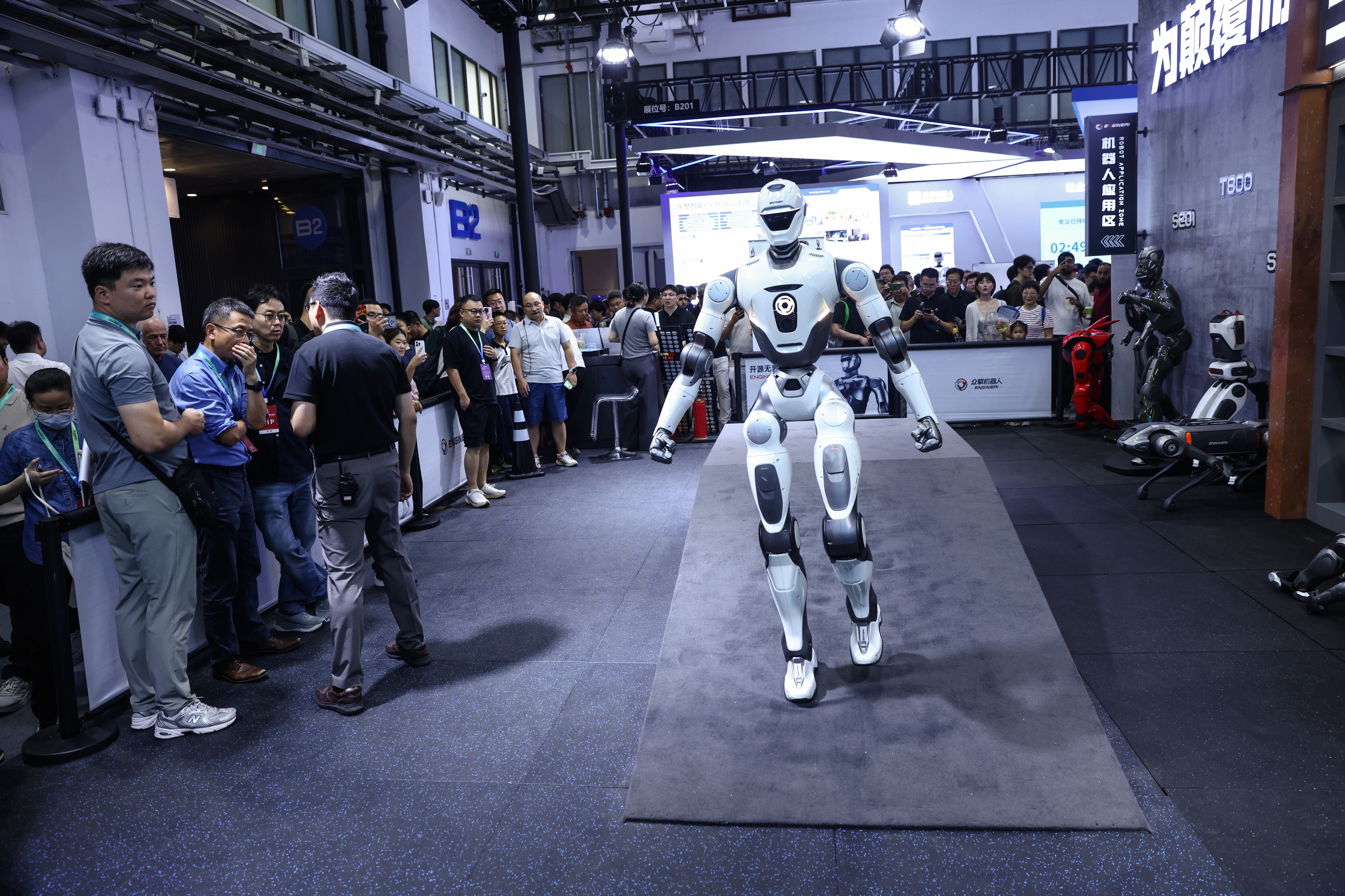 Un robot humanoide caminando en una imagen de archivo.