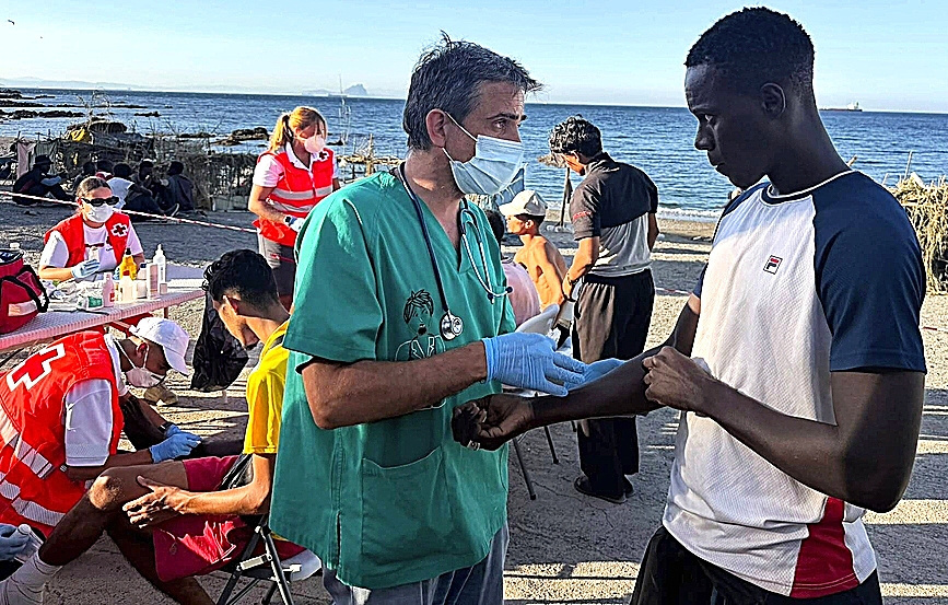 Fran Garc�a Lanzas, atendiendo a un migrante en Trampol�n (Ceuta).
