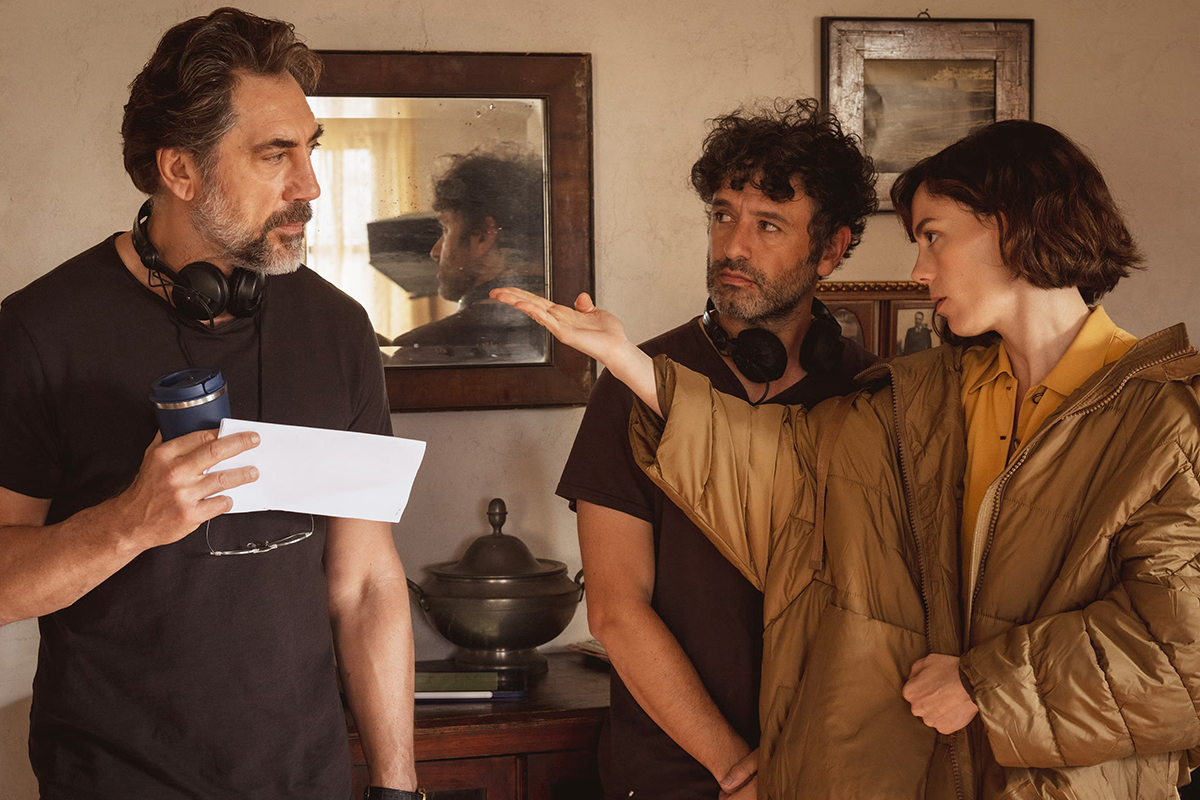 Javier Bardem, Rodrigo Sorogoyen y Victoria Luengo en el rodaje de 'El ser querido'.