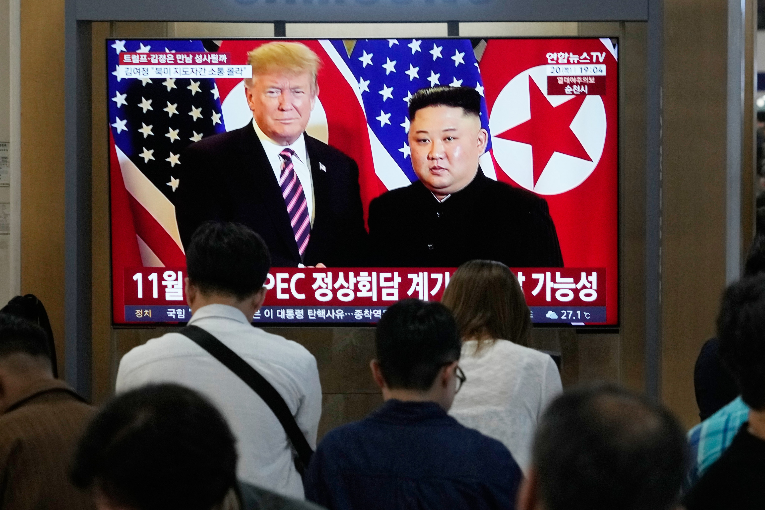 Trump y Kim Jong-un, en una pantalla de la estaci�n central de Se�l.