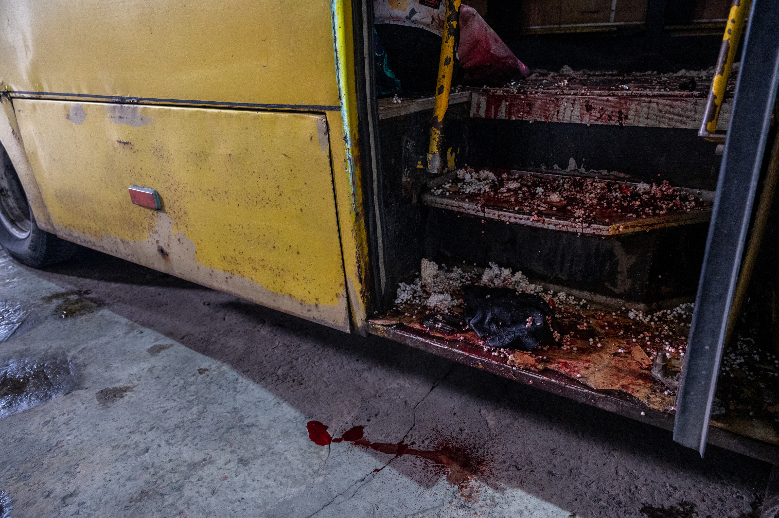 La escalera del autobús alcanzado por un dron ruso, bañada en sangre.