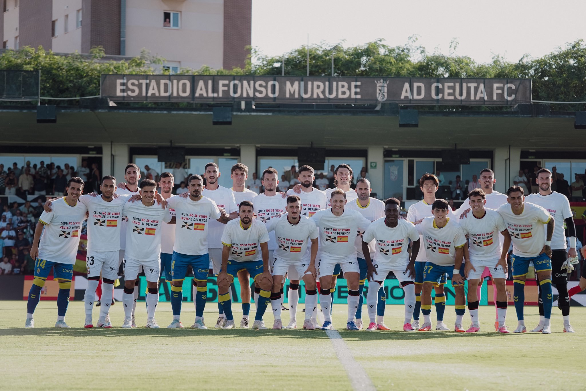 Ambos equipo posan con camisetas con el lema "Ceuta no se vende, Ceuta se defiende".