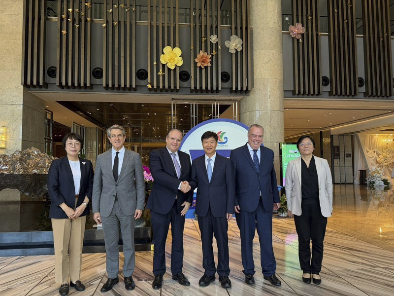 Carmona (c), reunido con el gobernador de Hainan (2d)