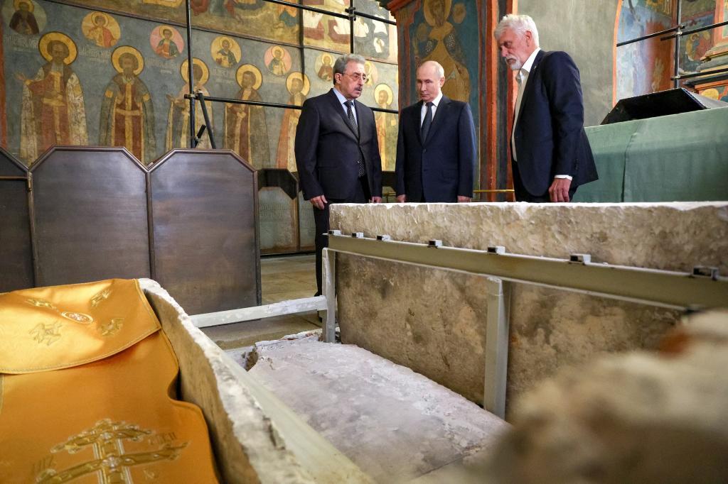 El presidente ruso contempla maravillado los restos del príncipe Dmitri Donskói.