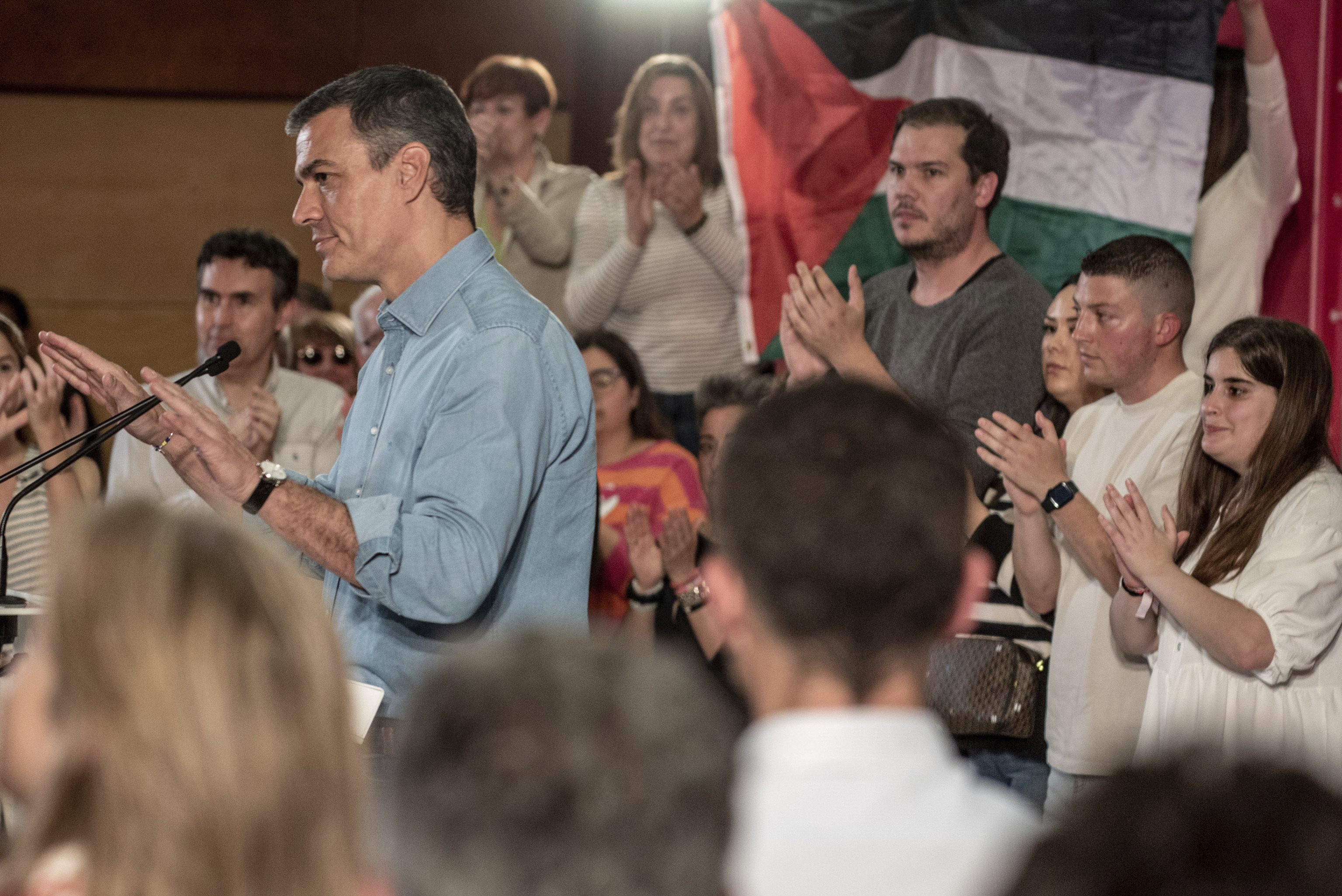 Sánchez en un acto en Euskadi en 2024 con la bandera palestina de fondo.