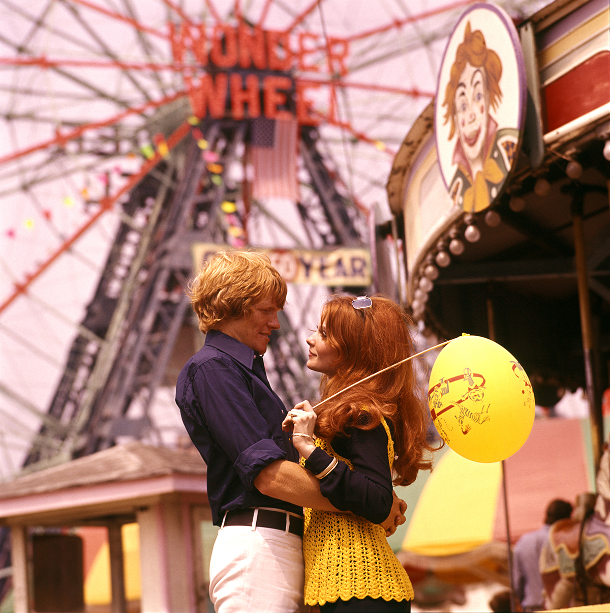 Una pareja en la feria de Coney island en un verano de los años 70.