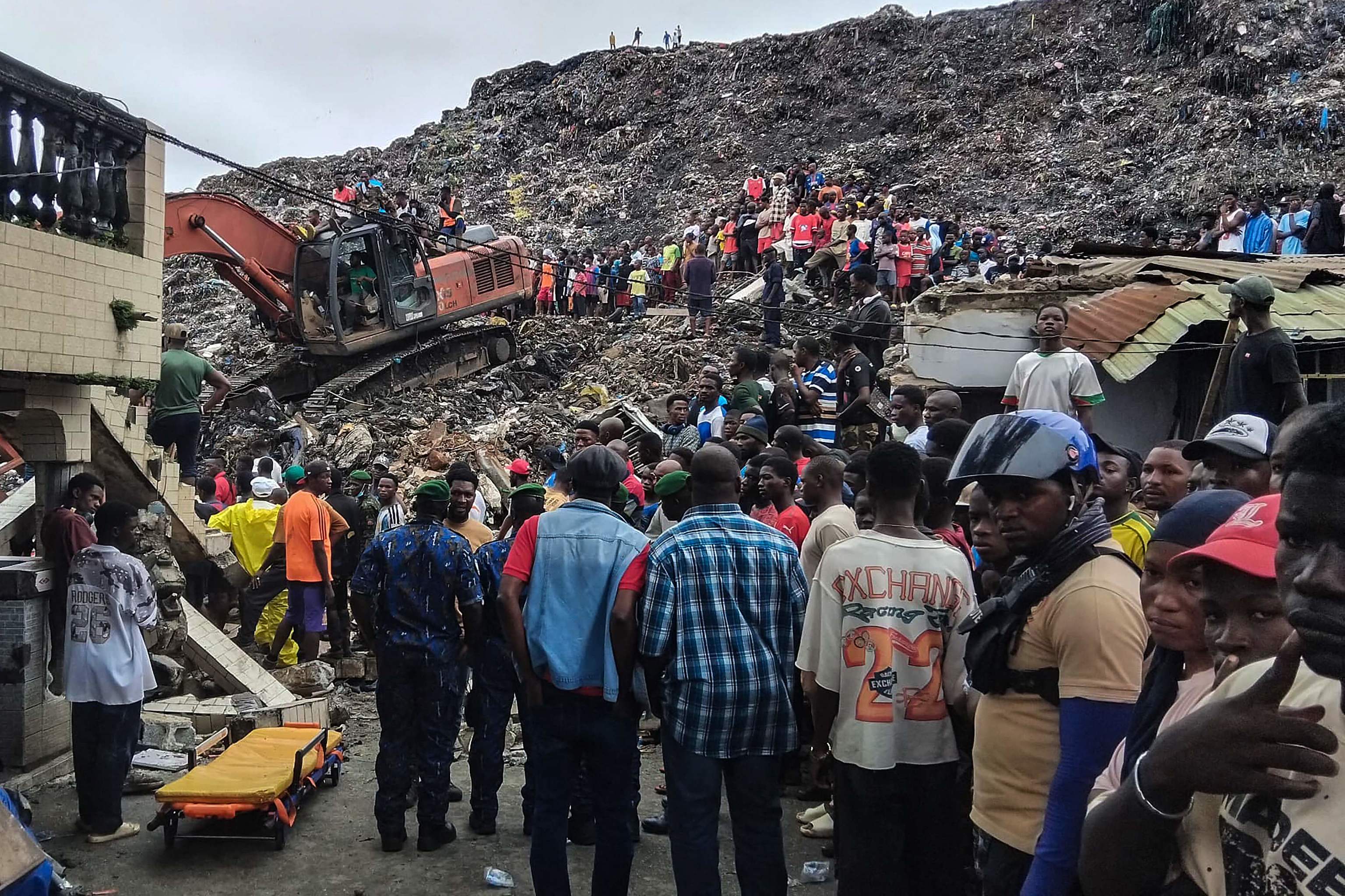 Miembros de los equipos de rescate buscan desparecidos en el vertedero Dar es Salaam.