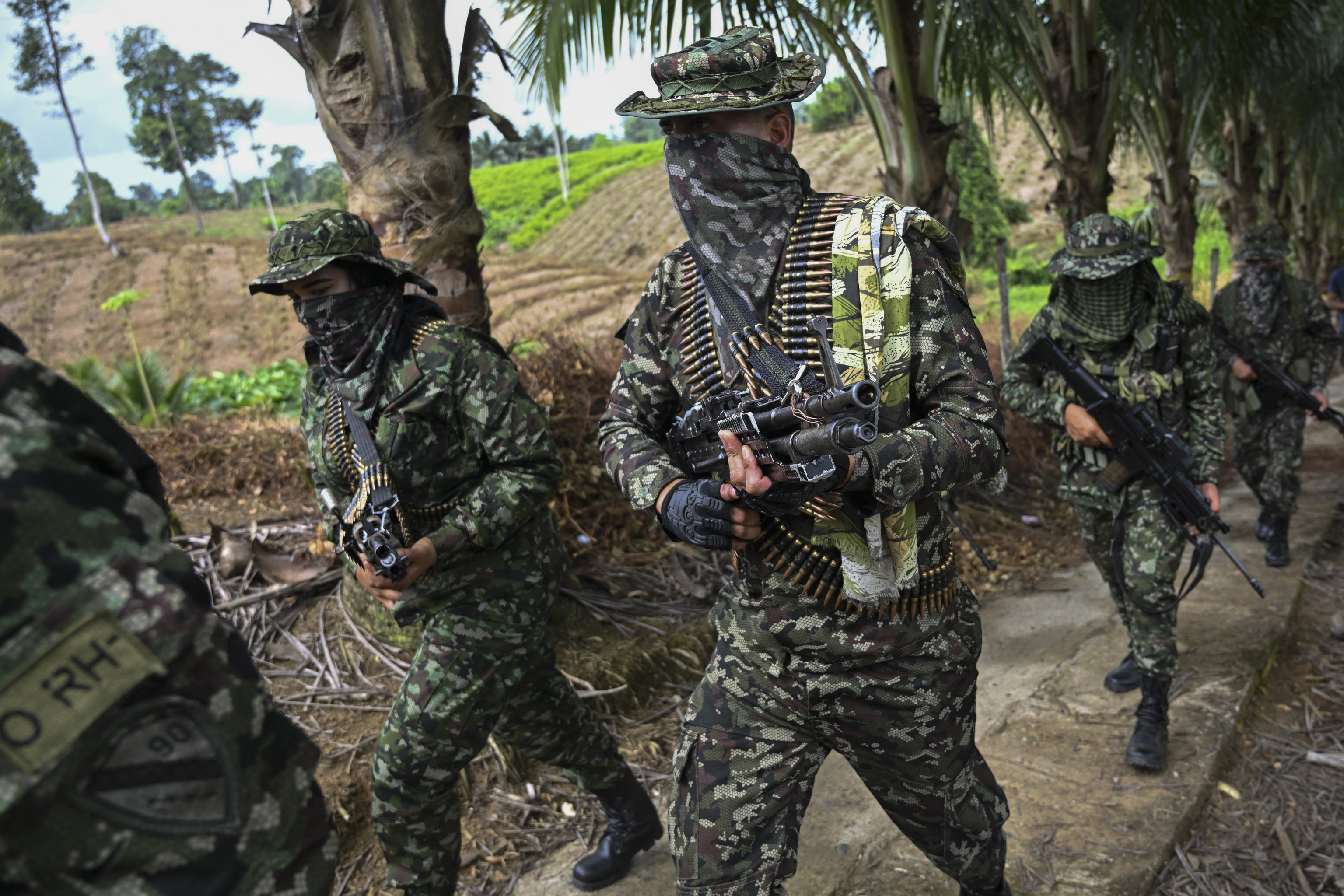 Miembros de las FARC marchan cerca de la ciudad de Tumaco (Colombia).