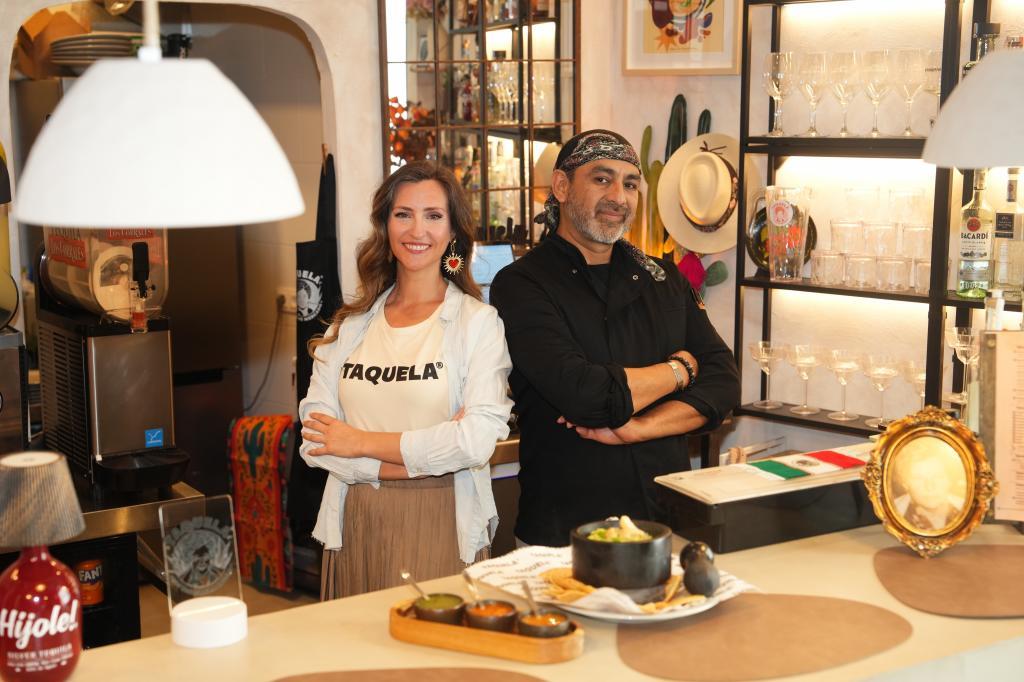 Sara Picazo y Jos� Zubiaur, detr�s de la barra de Taquela en el Mercado de Barcel�.