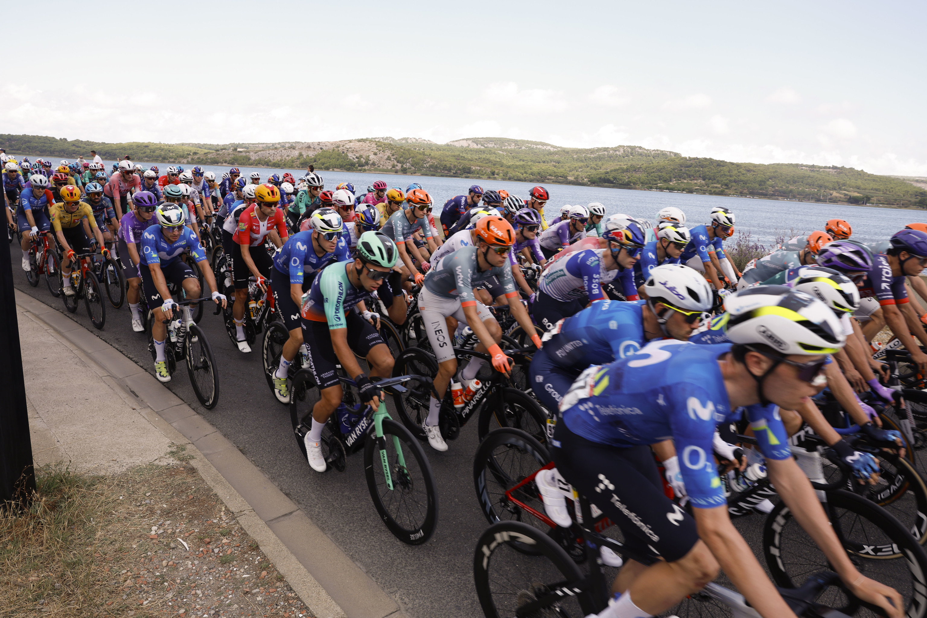 GRUISSAN (FRANCIA), 24/08/2026.- El pelot�n, durante la tercera etapa de media monta�a de la  lt;HIT gt;Vuelta lt;/HIT gt; a  lt;HIT gt;Espa�a lt;/HIT gt; 2026 que discurre entre las poblaciones francesas de Gruissan y Font- Romeu, sobre166,7 kil�metros de recorrido y que incluye los puertos de Col de Mont-Luis y Font Romeu, primera y segunda catagor�a, respectivamente. EFE/ Javier Liz�n