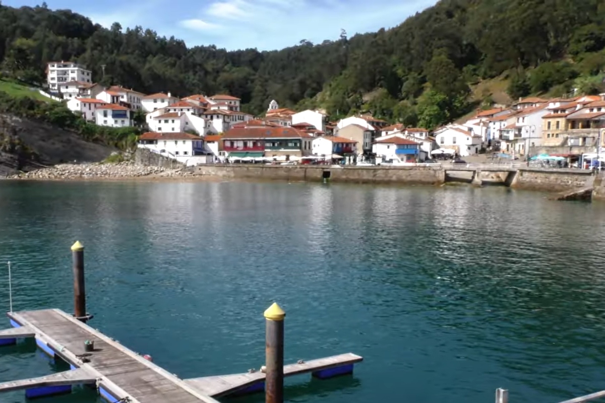 Un puerto imperial, una casa cubierta de conchas y huellas de dinosaurios: as� es el pueblo asturiano que conquist� a Carlos V