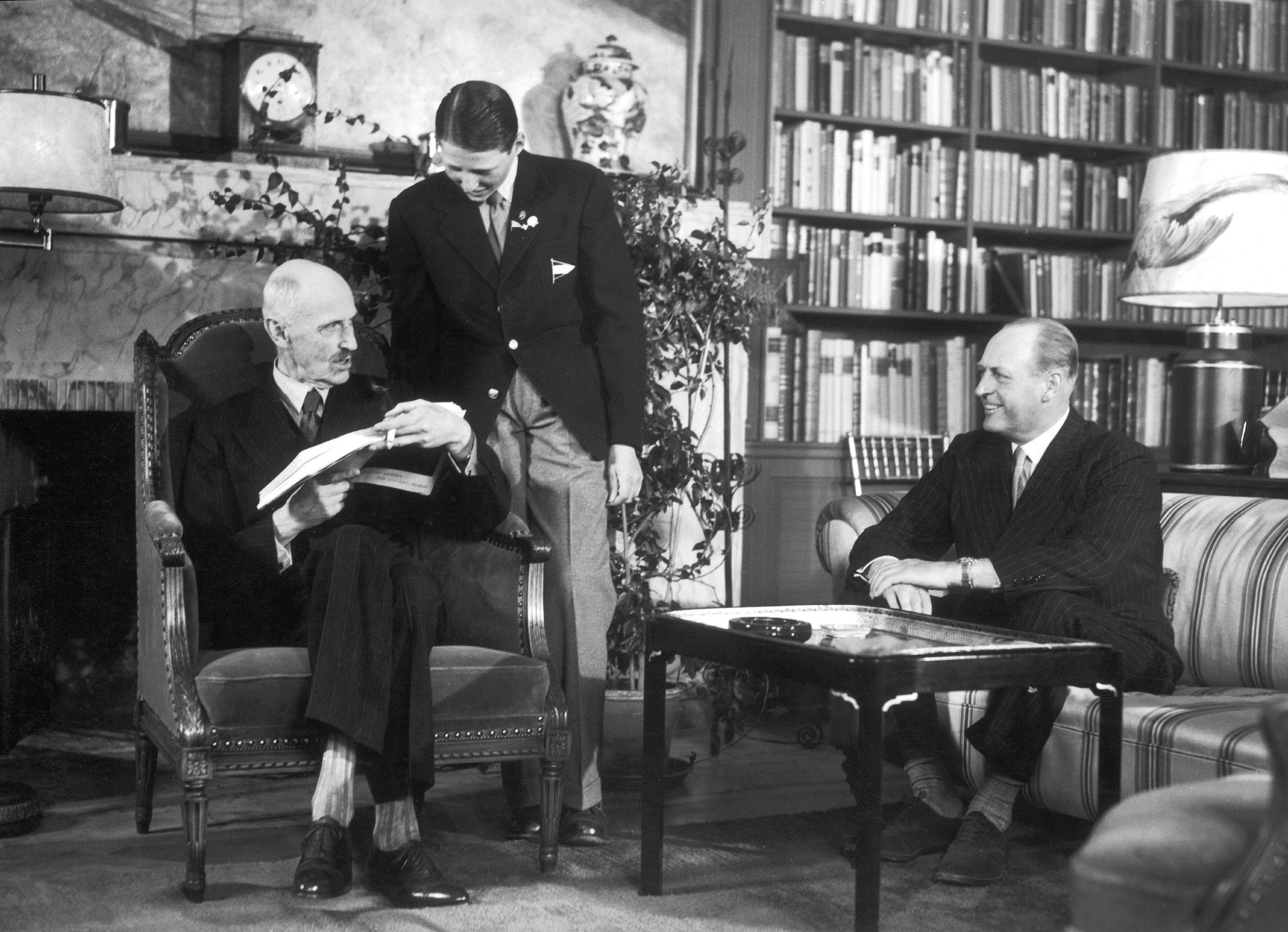 Harald, de joven, junto a su padre y su abuelo, el rey Haakon VII.