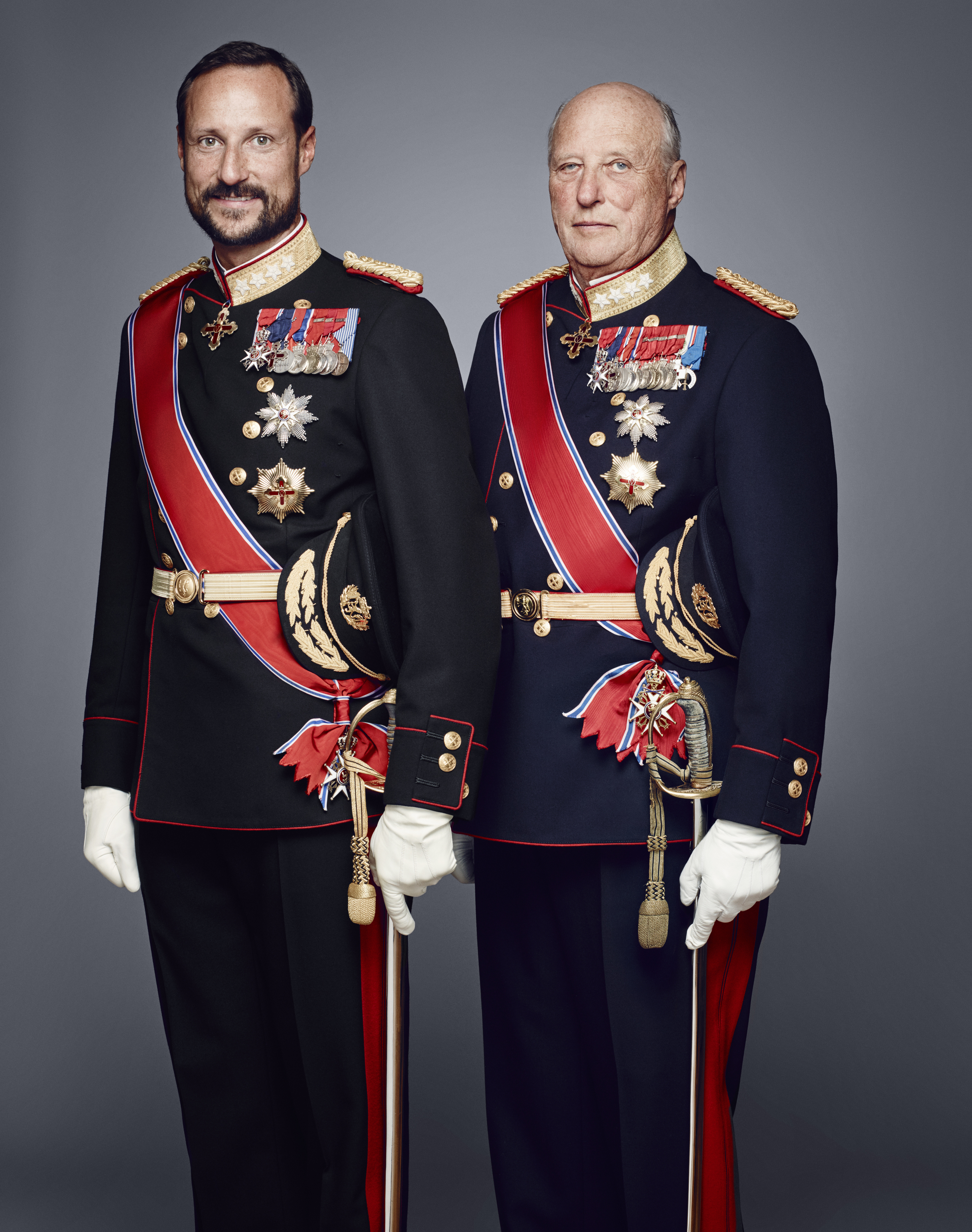 El monarca junto a su hijo y Heredero, Haakon.