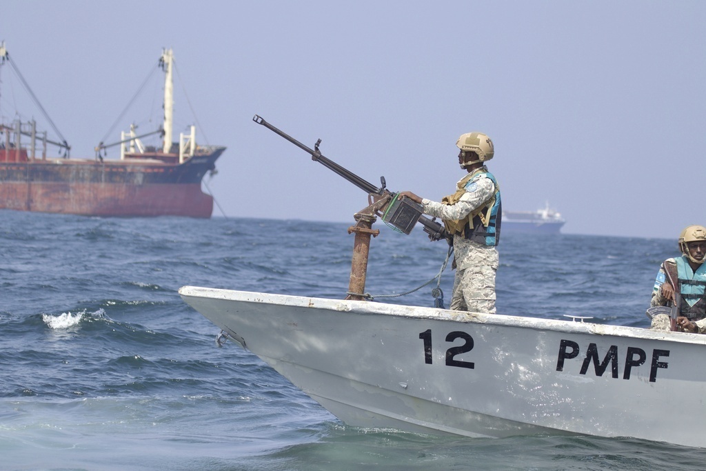 Policía marítima somalí patrullando en aguas del Golfo de Adén ante los últimos secuestros de embarcaciones.