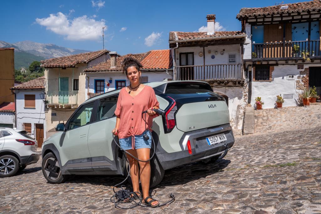 Laura Manzanero junto a su Kia eléctrico en Arenas de San Pedro (Ávila)