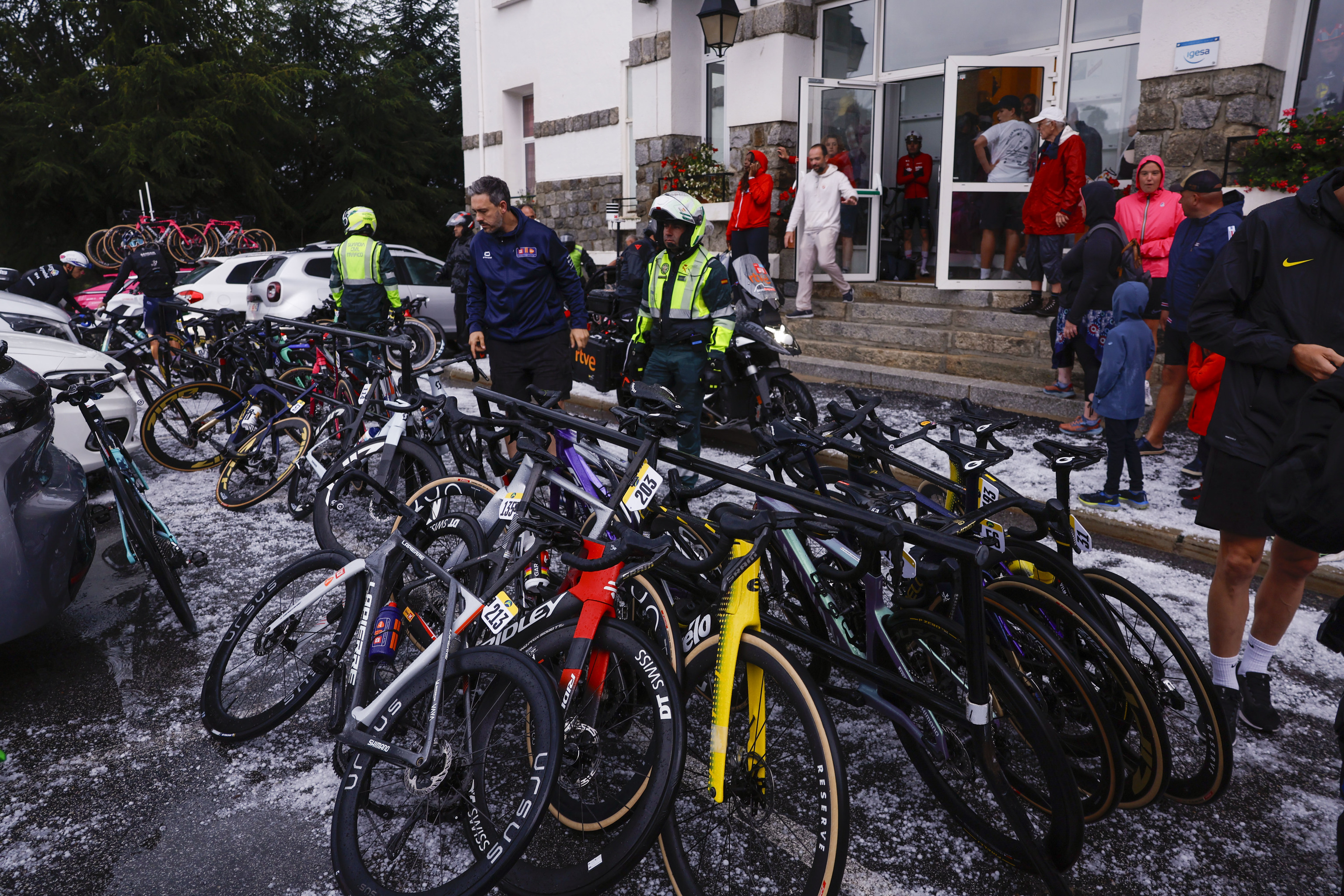 El hotel a 15 kil�metros de meta donde los ciclistas se han refugiado.
