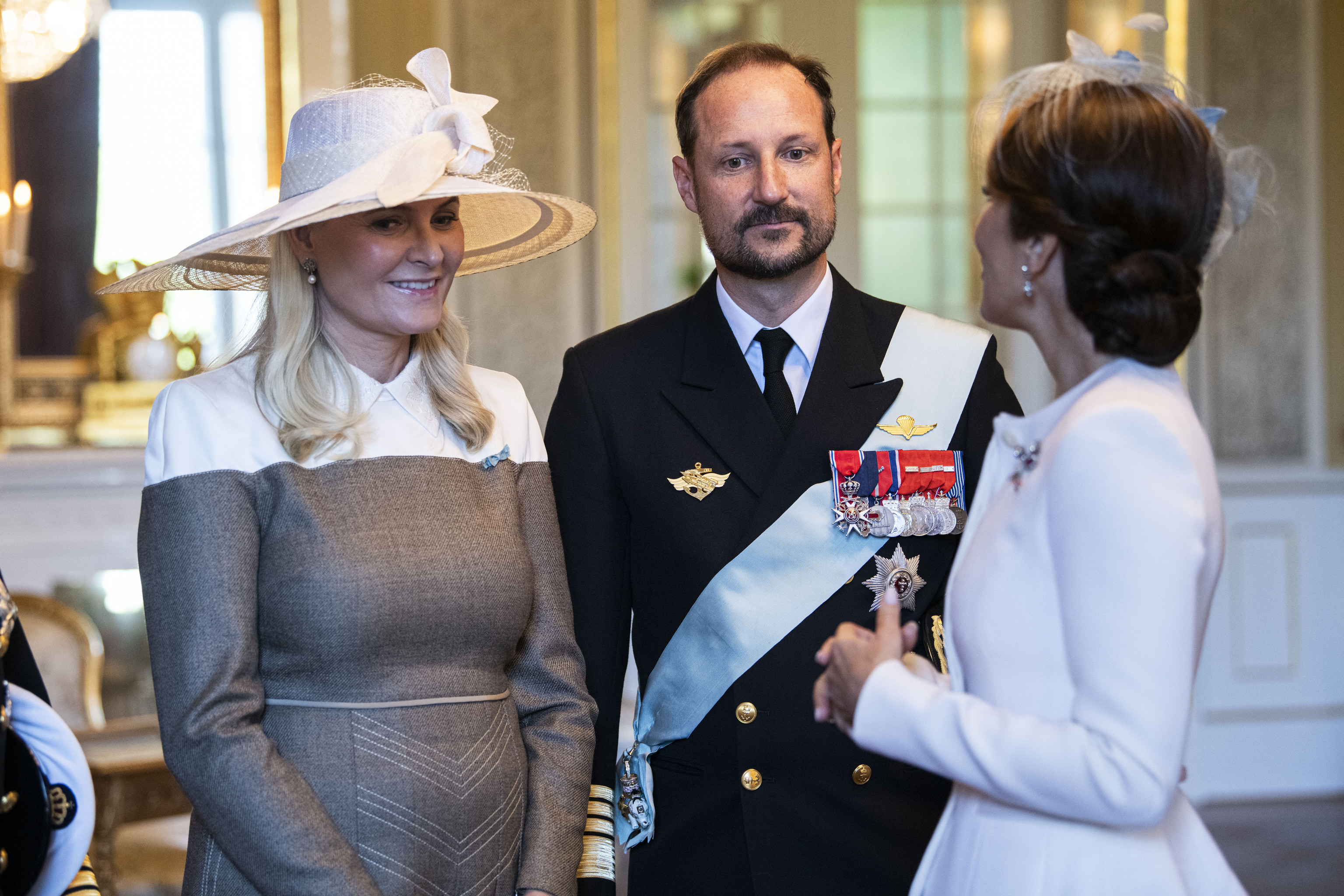 Mette Marit, a la izquierda, y Haakon de Noruega, junto a la reina María de Dinamarca, en una imagen de hace un par de años.