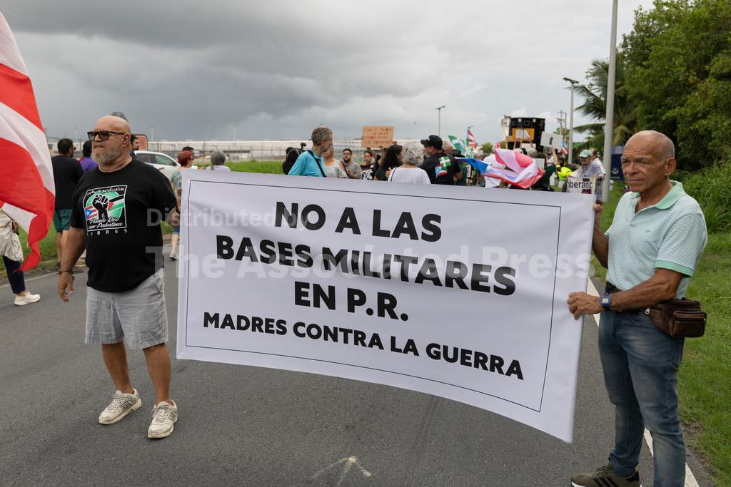 Puertorriqueños se manifiestan contra de la militarización frente a la base Muñiz.