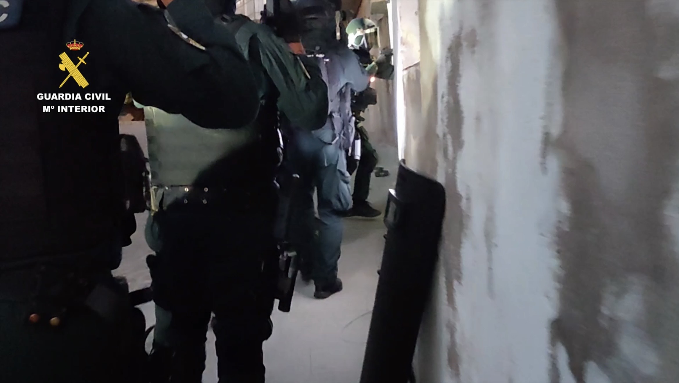 Agentes de la Guardia Civil acceden al punto de venta de droga en Trujillo