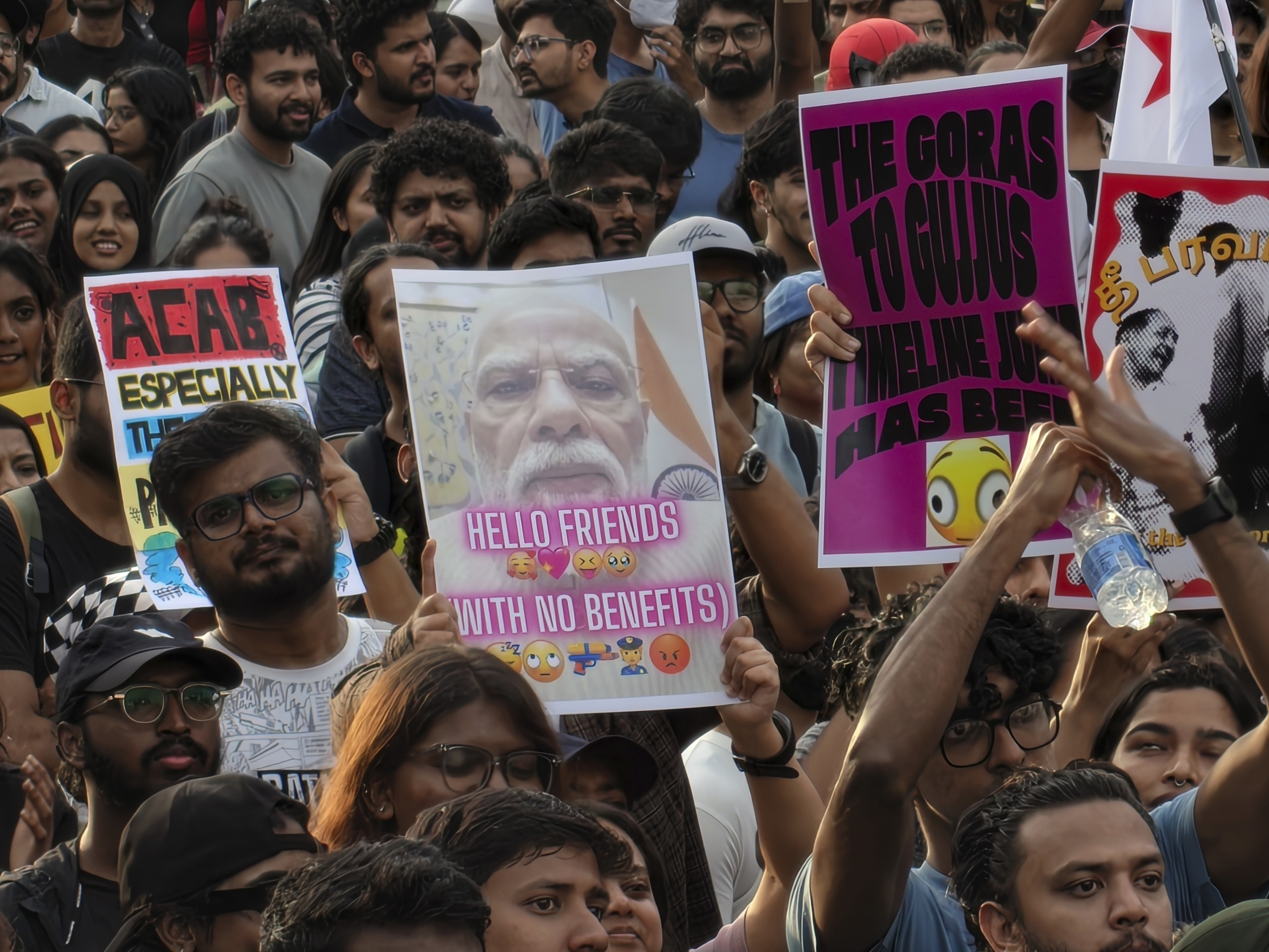 Los simpatizantes del CJP celebran la dimisión del ministro de Educación indio, en Bangalore, en julio.