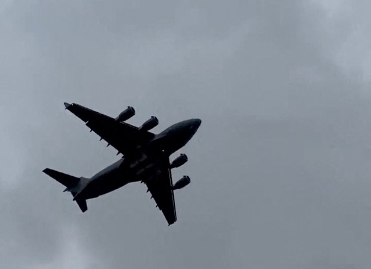 Un avión de transporte militar estadounidense se aproxima a Moscú, Rusia, el 25 de agosto de 2026.