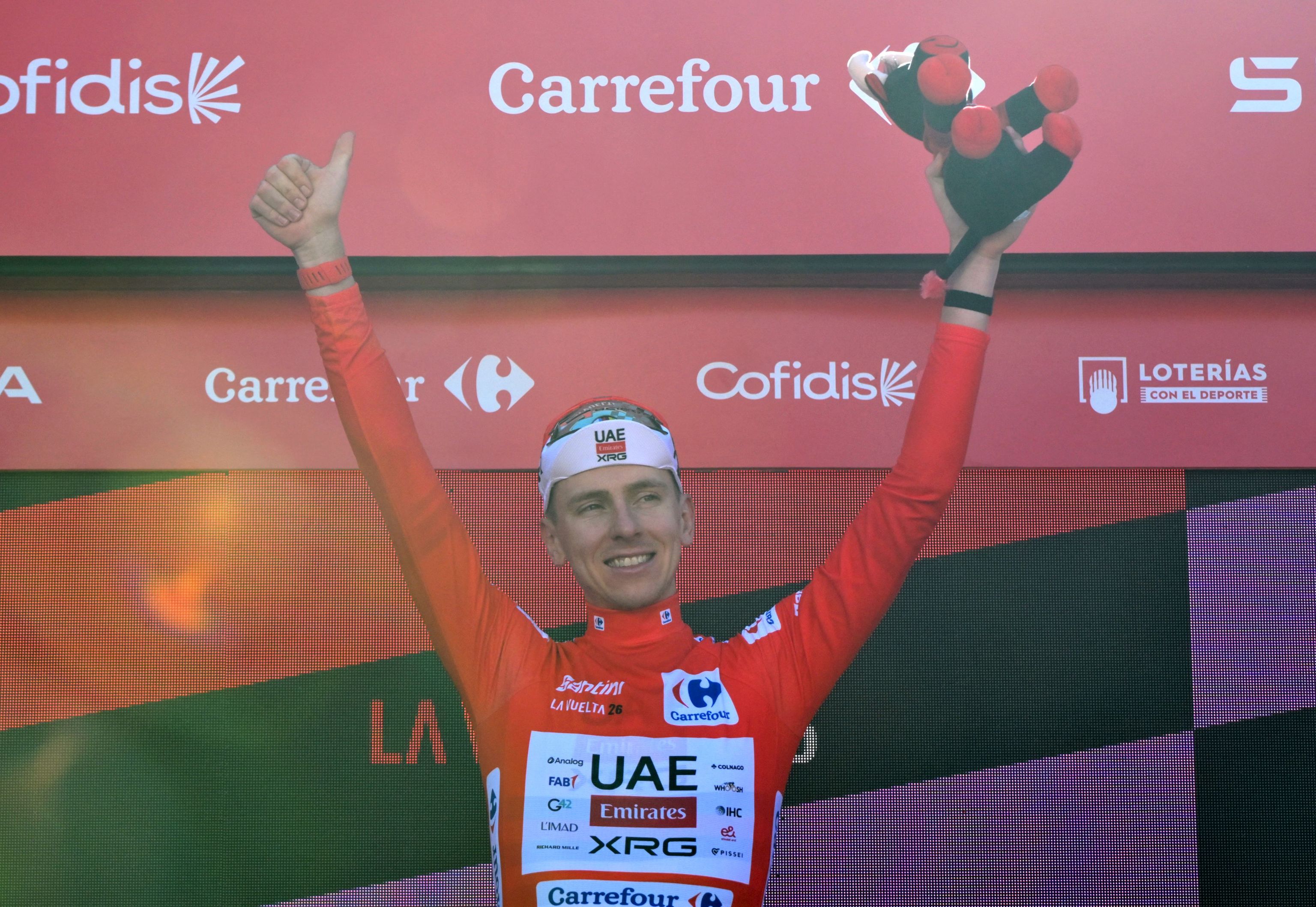 Pogacar, en el podio de la Vuelta, tras ganar en la meta de Andorra.