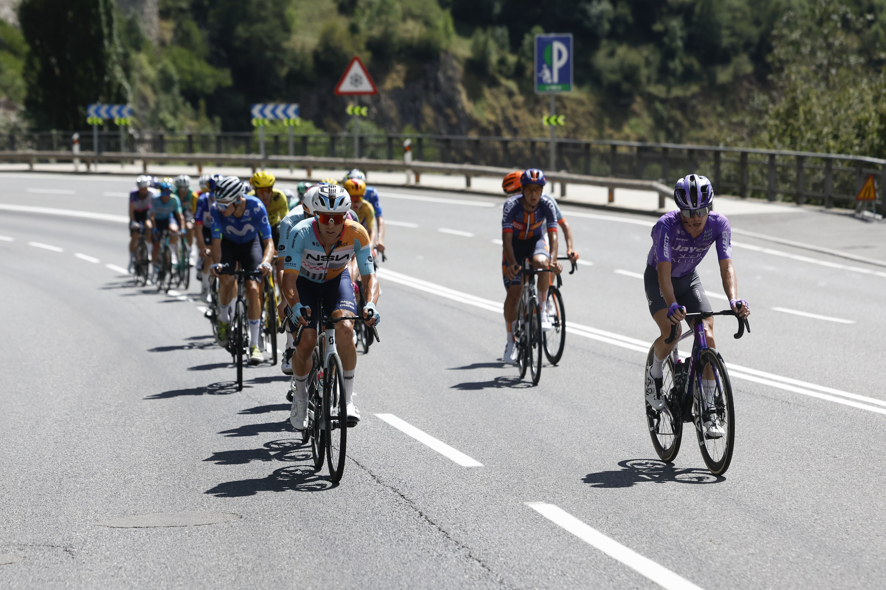 ANDORRA LA VELLA, 25/08/2026.- Los ciclistas, tras la salida de la cuarta etapa de La  lt;HIT gt;Vuelta lt;/HIT gt; a  lt;HIT gt;Espa�a lt;/HIT gt;, este martes, la primera cita clave con la monta�a en Andorra sobre un recorrido corto, 104 km, pero explosivo, con 4 puertos encadenados y un total de 2.953 metros de desnivel. EFE/ Javier Liz�n