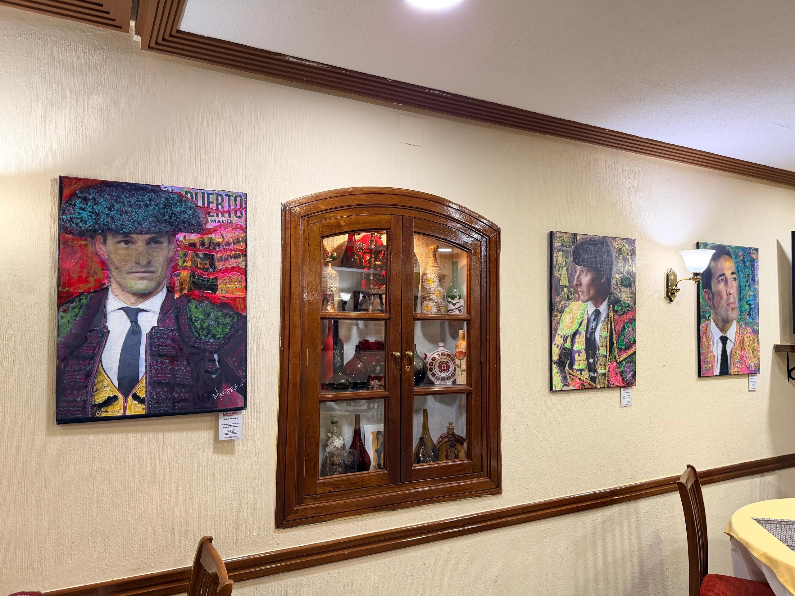 Varias obras de la exposición en Colmenar Viejo.